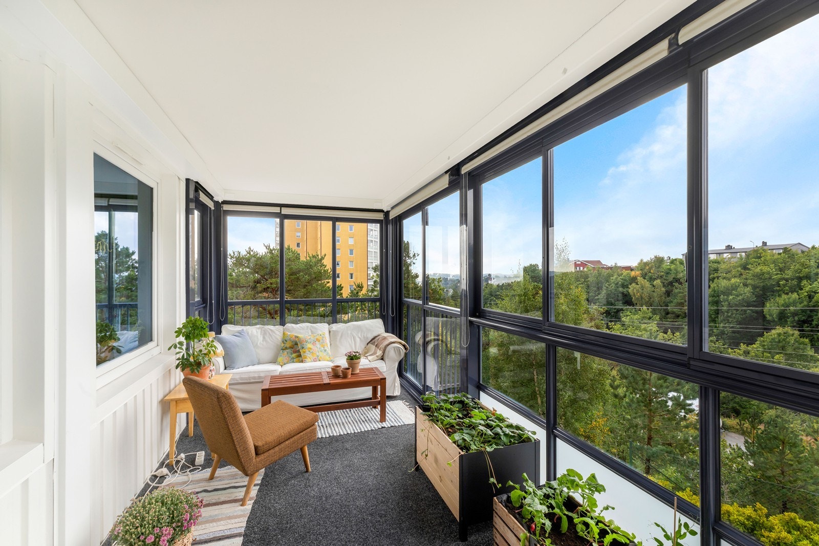 Romslig innglasset balkong med meget gode solforhold. Galleribilde