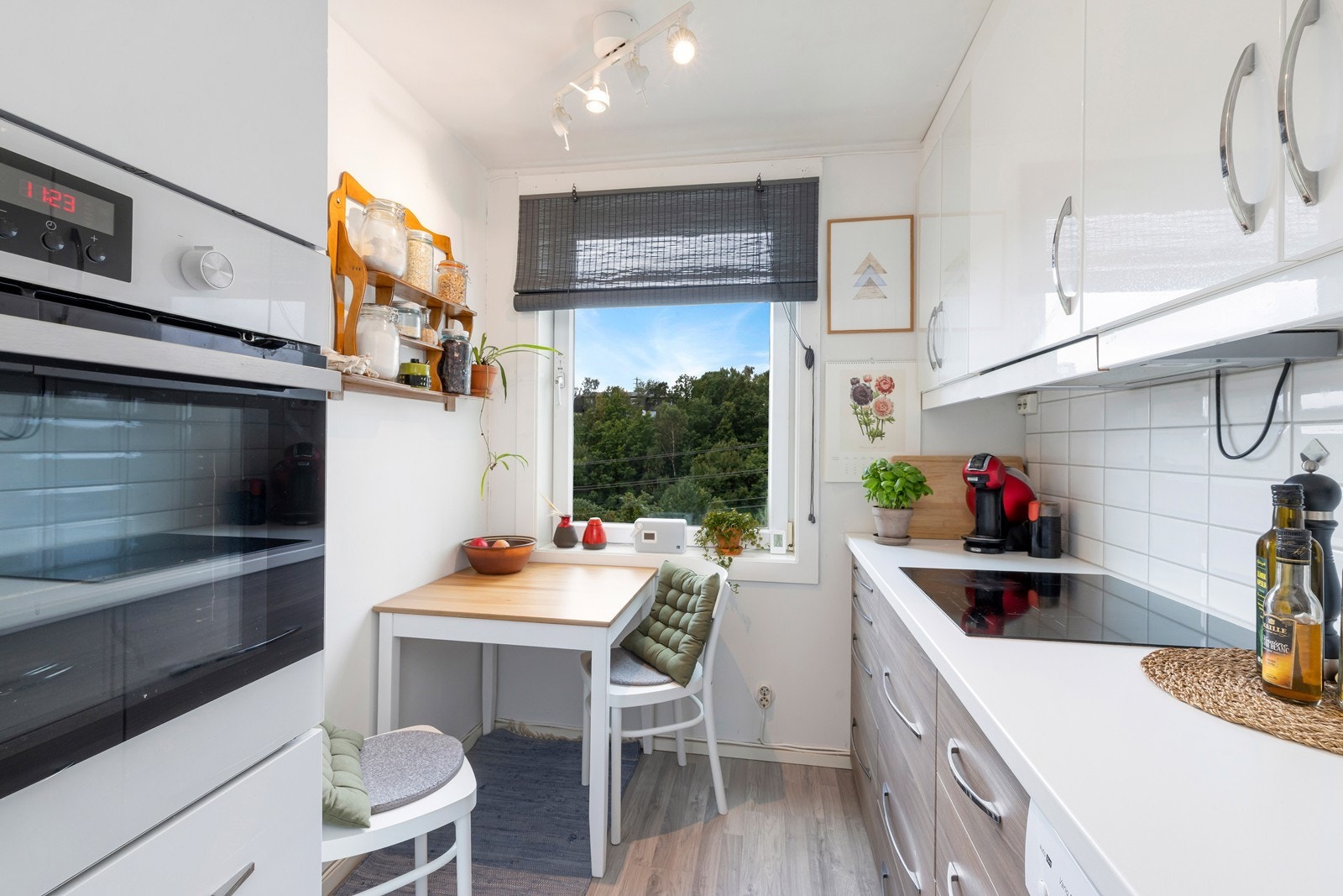 Ikea kjøkken fra 2013 med hvitevarer. Galleribilde