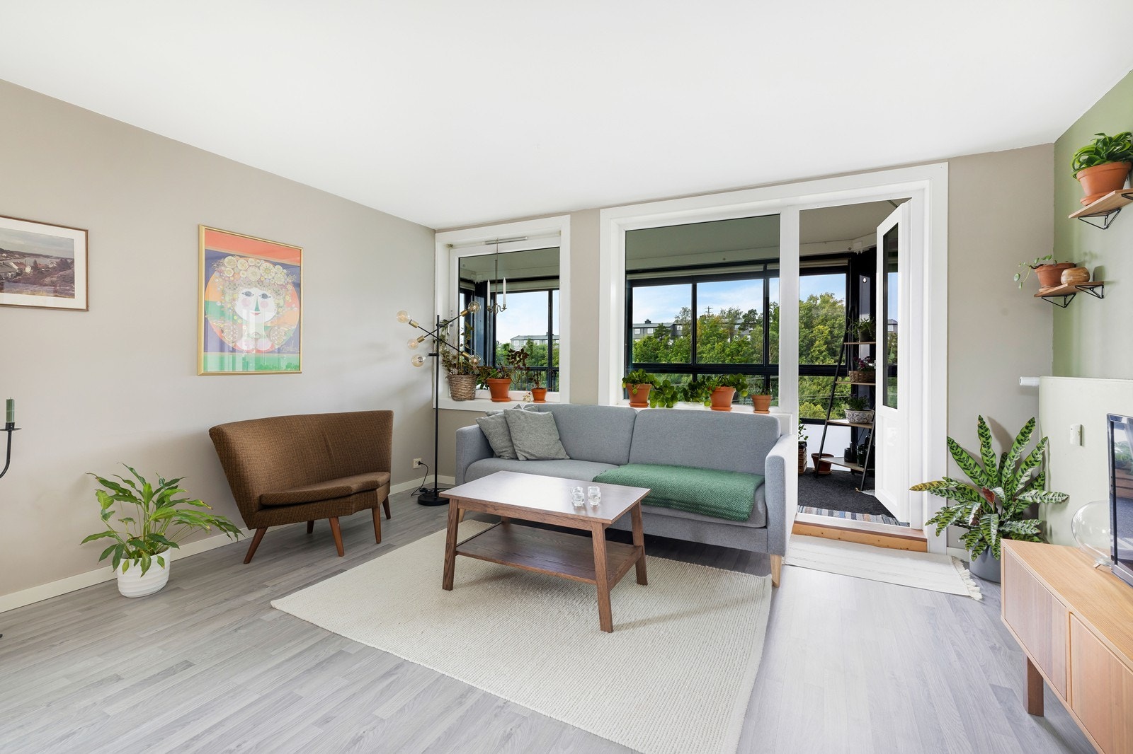 Flott 3-roms andelsleilighet med stor innglasset balkong med sol hele dagen og sjøutsikt. Galleribilde