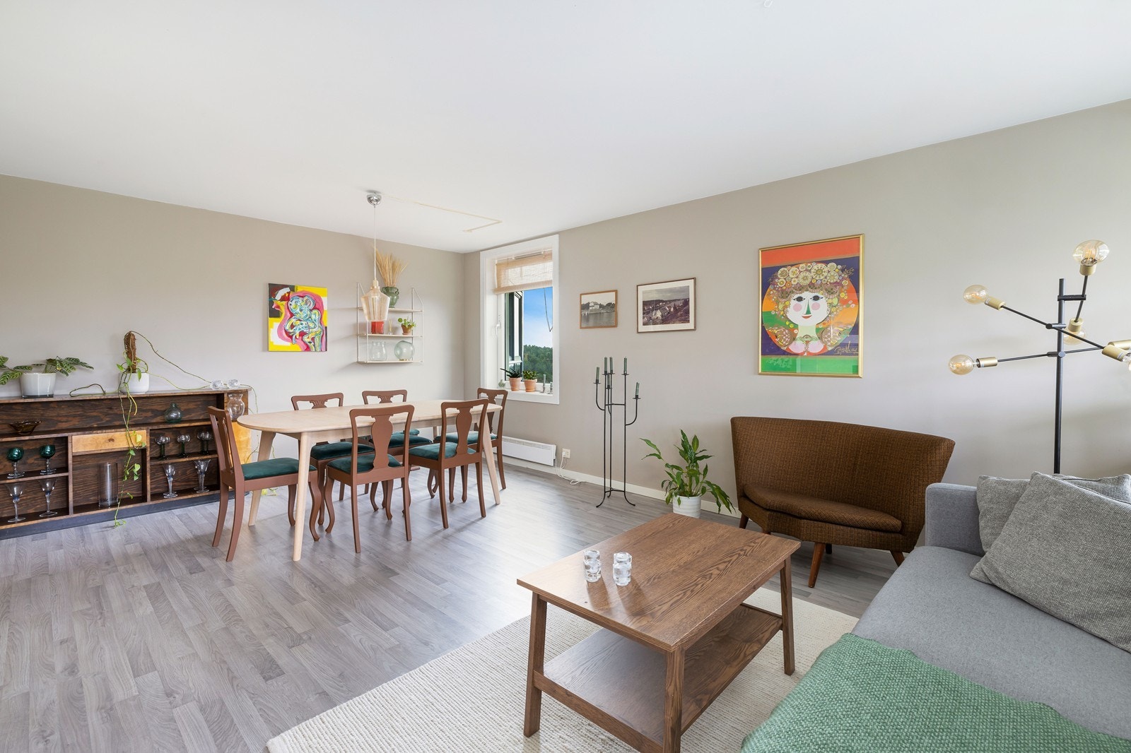 Lys og fin stue med plass til både sofagruppe og spisebord. Galleribilde