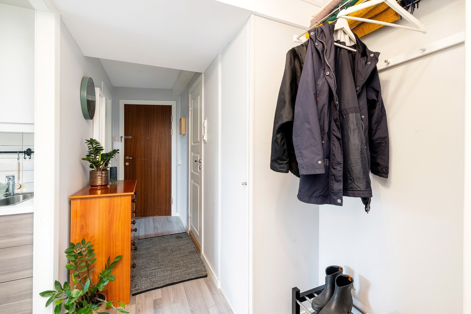 Gang/entrè med skap og plass til å henge av seg ytterklær og sko. Galleribilde