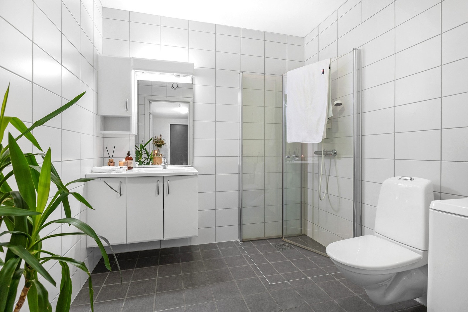 Pent, flislagt baderom med dusjhjørne Galleribilde