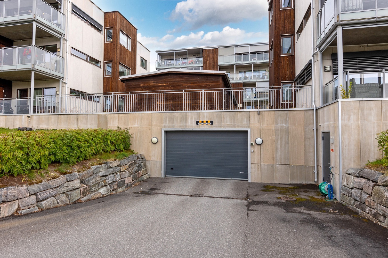 Innkjøring til garasjeanlegg Galleribilde