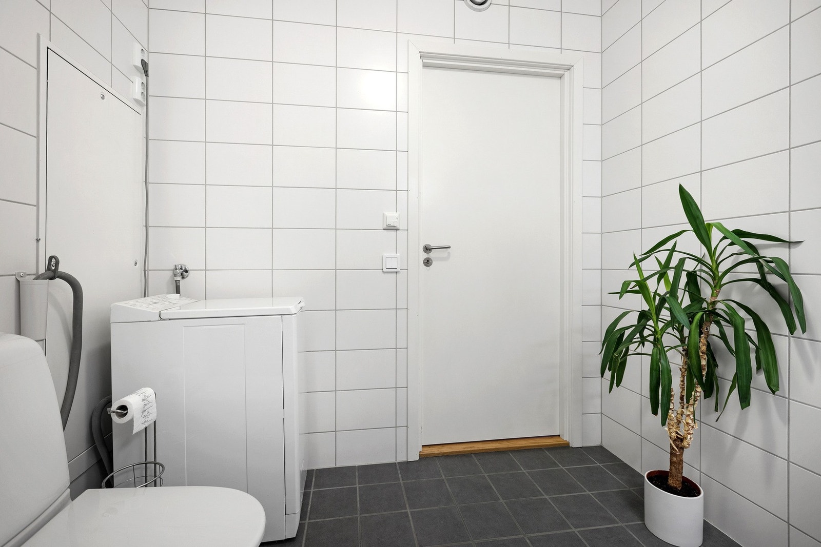 Opplegg for vaskemaskin på badet Galleribilde