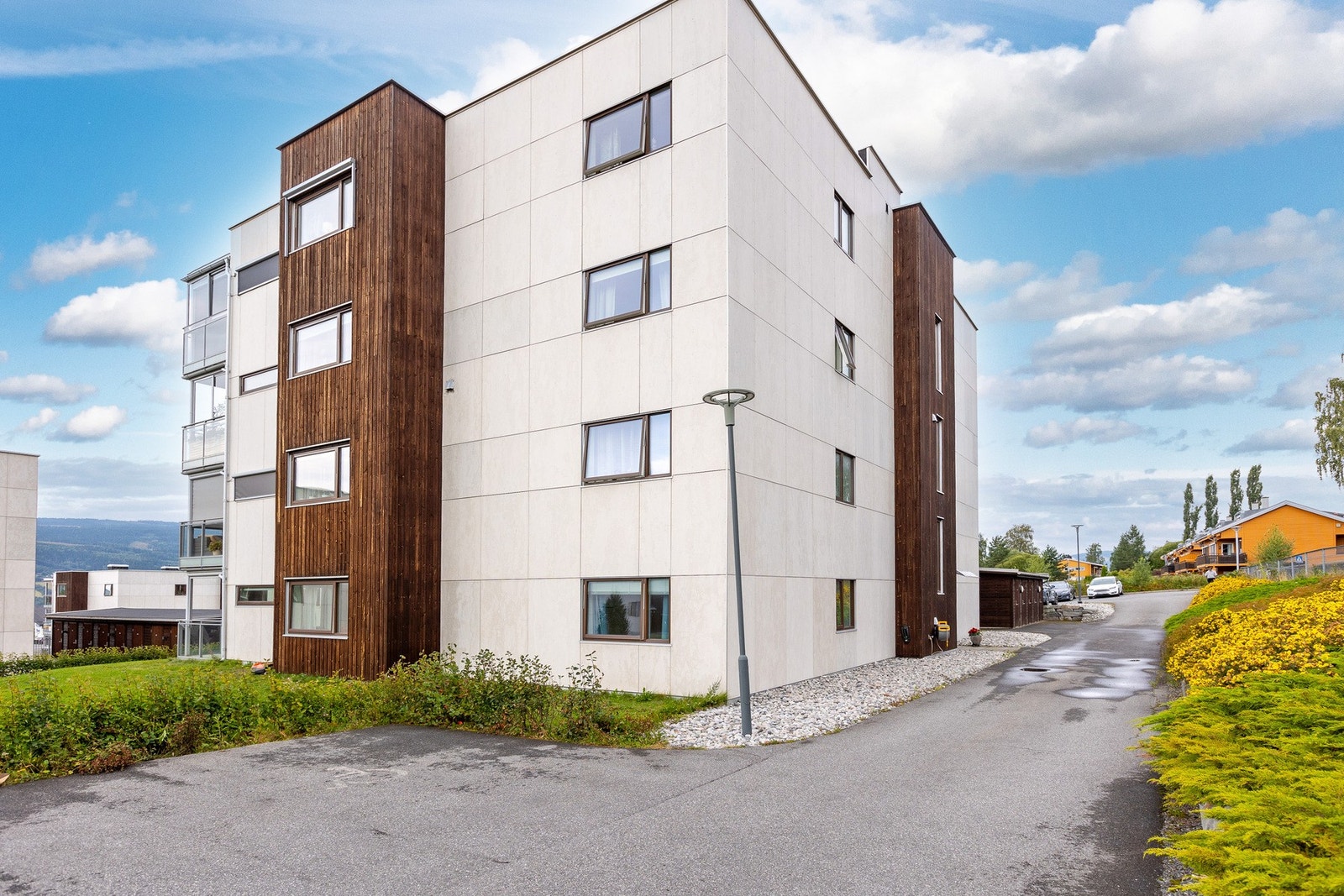 Leiligheten ligger i den bakerste blokken, godt tilbaketrukket fra veien Galleribilde