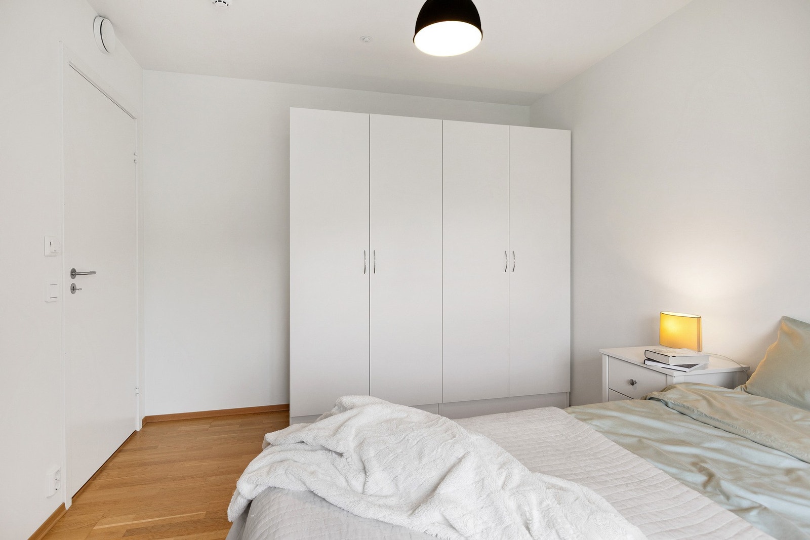 Garderobeløsning på hovedsoverom Galleribilde