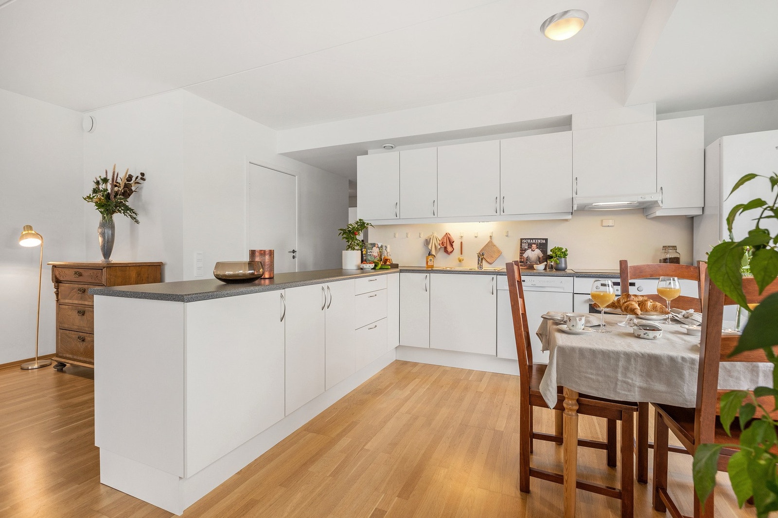 Romslig innredning med kjøkkenøy/barløsning Galleribilde