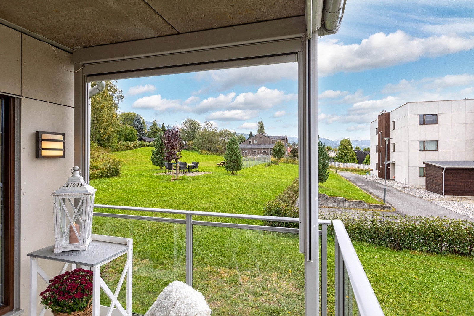 Tilbaketrukket beliggenhet ved grøntareal Galleribilde