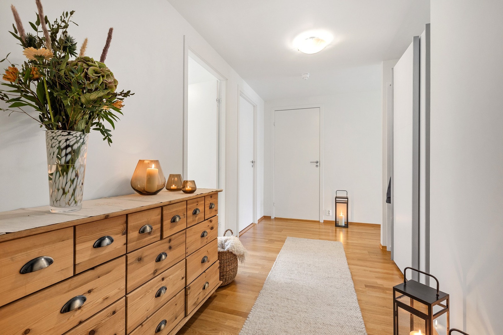 Romslig gangareal med plass til diverse møblement Galleribilde