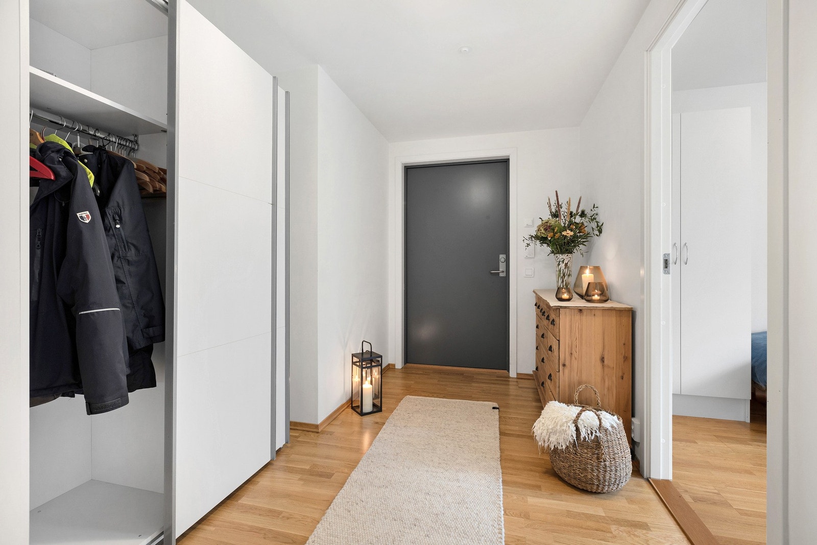 Praktisk skyvedørsgarderobe Galleribilde