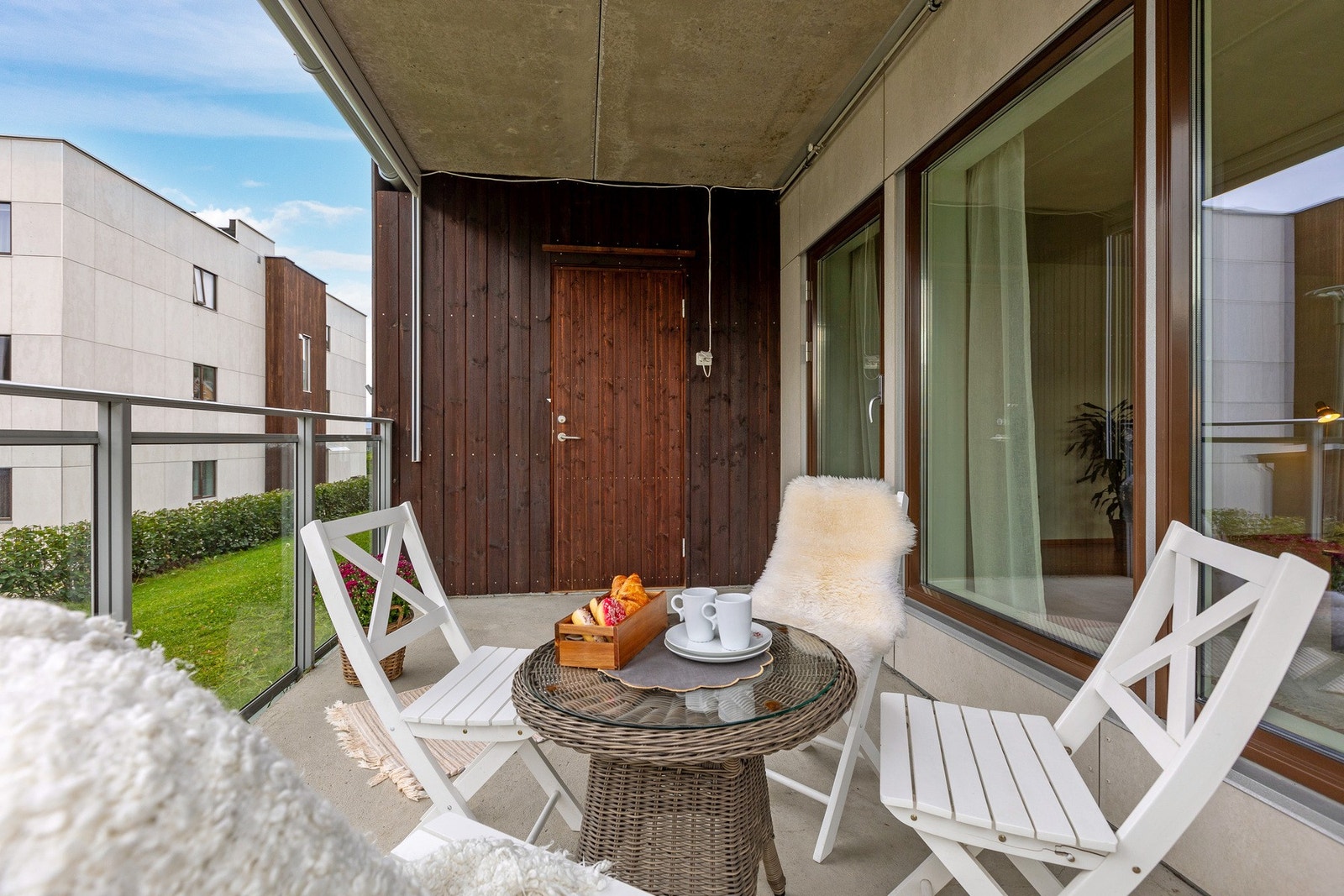 Lun og fin uteplass med bod Galleribilde