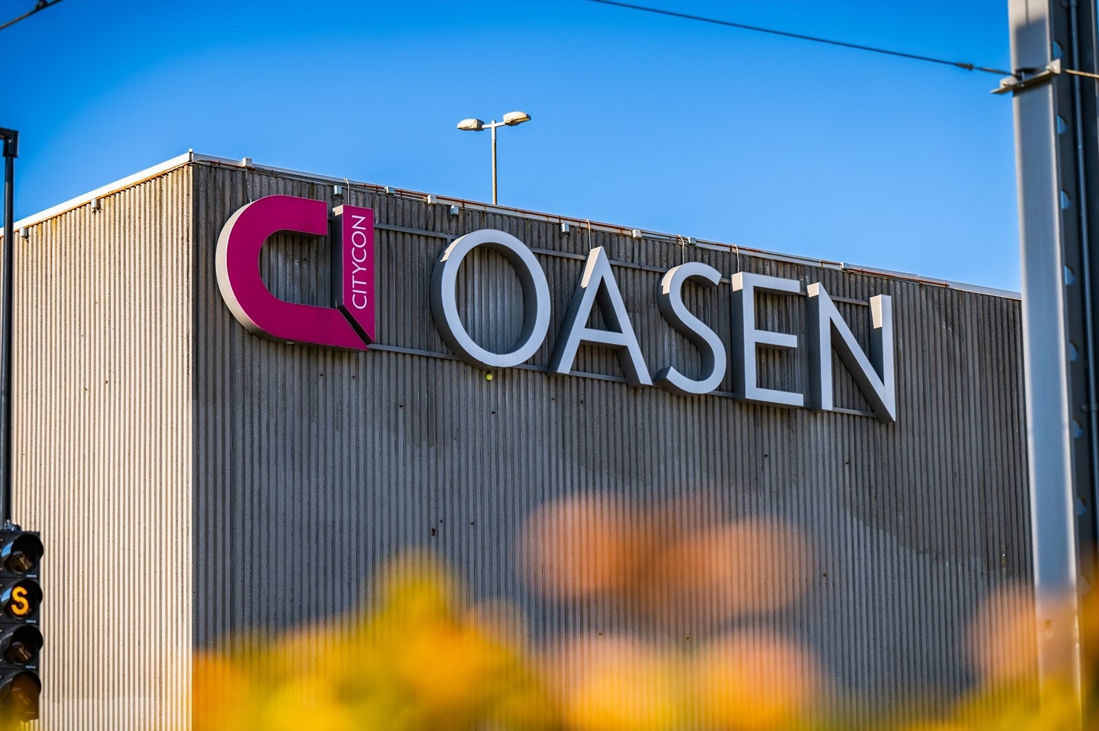 - Oasen senter med rundt 70 butikker, vinmonopol, frisør, apotek, legesenter m.m - Galleribilde