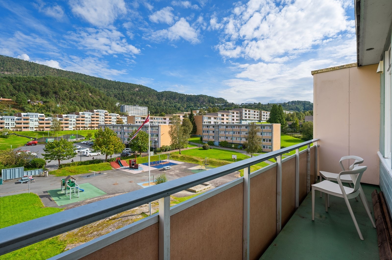 - På balkongen har man også plass til et lite kafe-sett, om ønskelig - Galleribilde