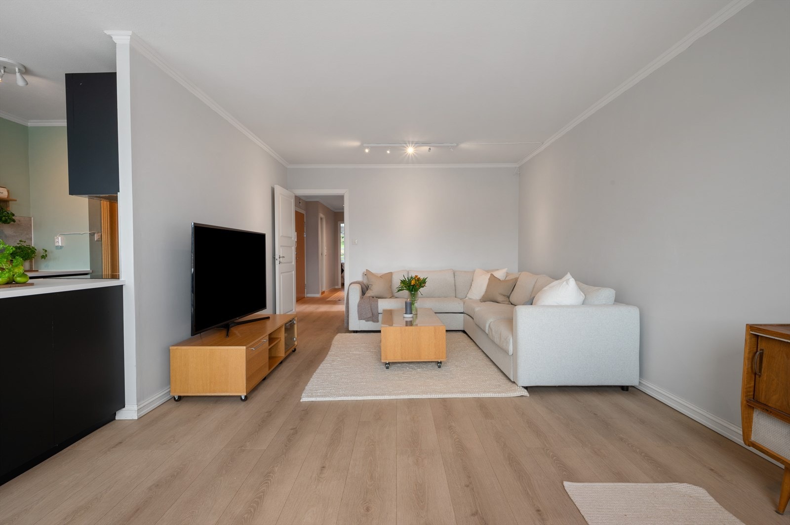 - Stuen måler 23,5m², og man har god plass til både sofa og øvrig ønsket møblement - Galleribilde