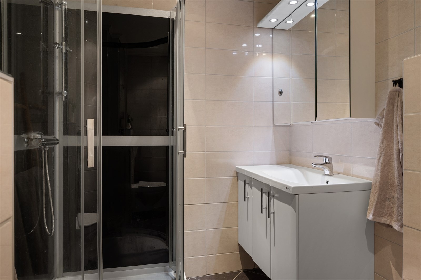 - Her har man gode oppbevaringsmuligheter både i servantskap og veggehengt skap med speil og integrert belysning - Galleribilde