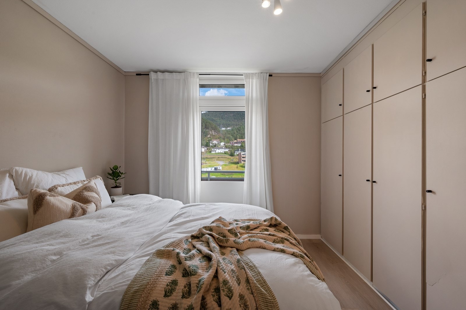 - Soverommet har god plass til dobbeltseng og øvrig møblement - Galleribilde