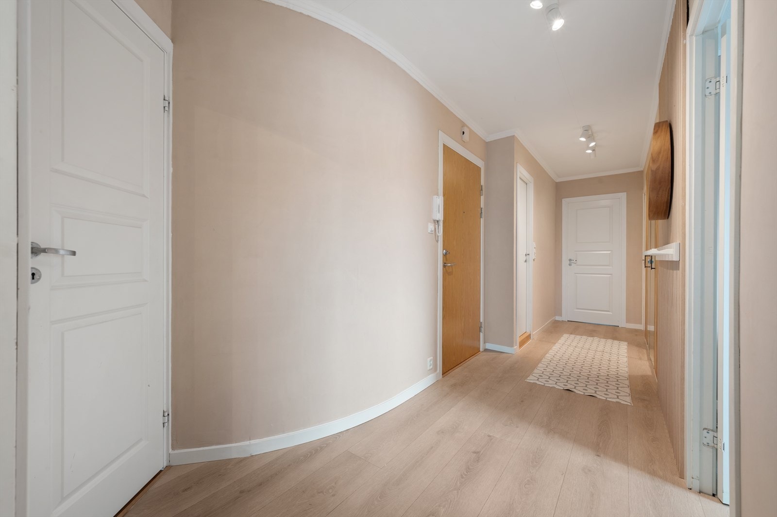 - Romslig gang på 9,6m² som knytter leilighetens øvrige rom naturlig sammen - Galleribilde