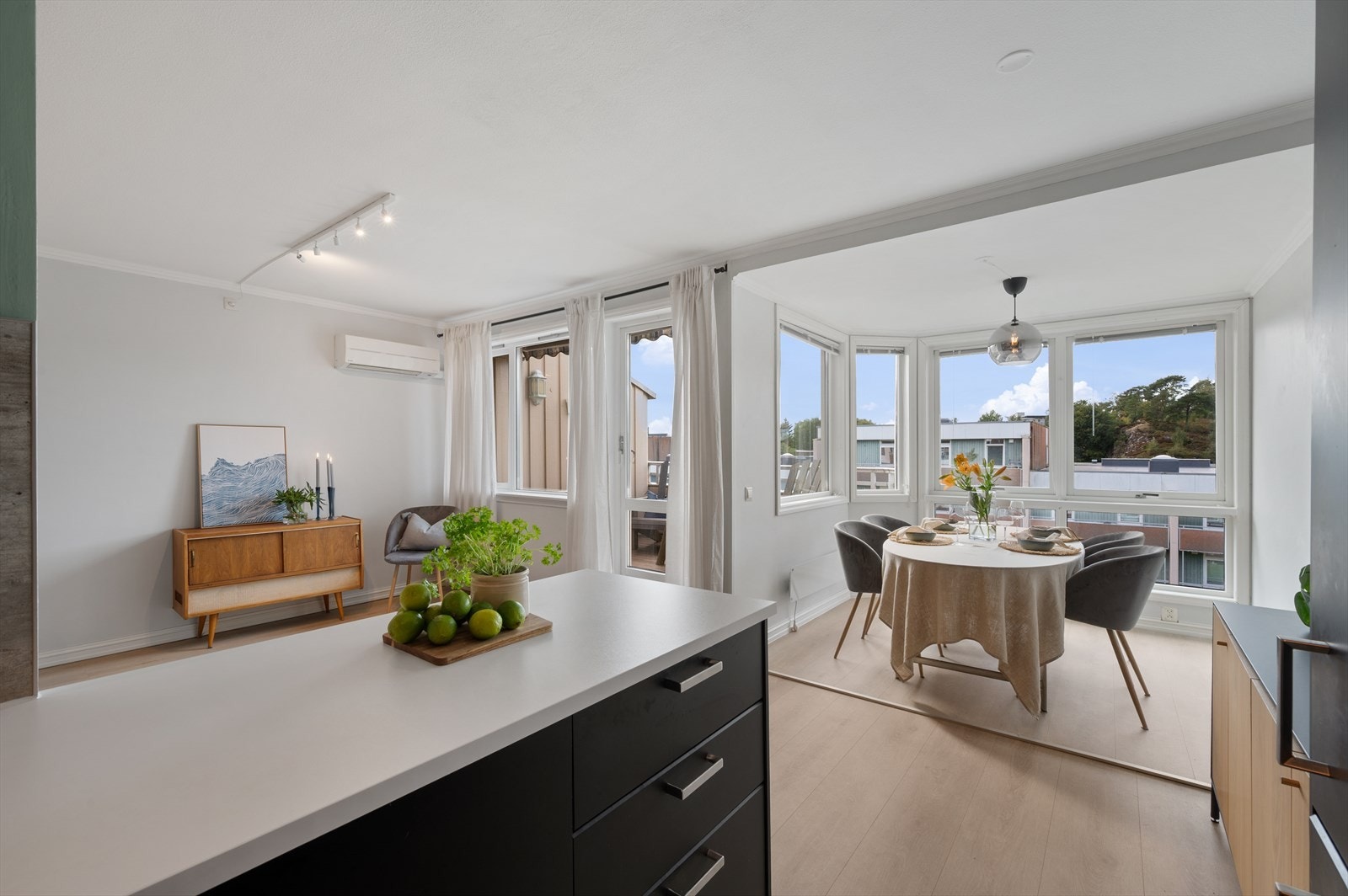 - Den åpne kjøkken-/spisestueløsningen sørger for at man både kan lage middag til de besøkende, samt delta i de gode samtalene rundt bordet - Galleribilde