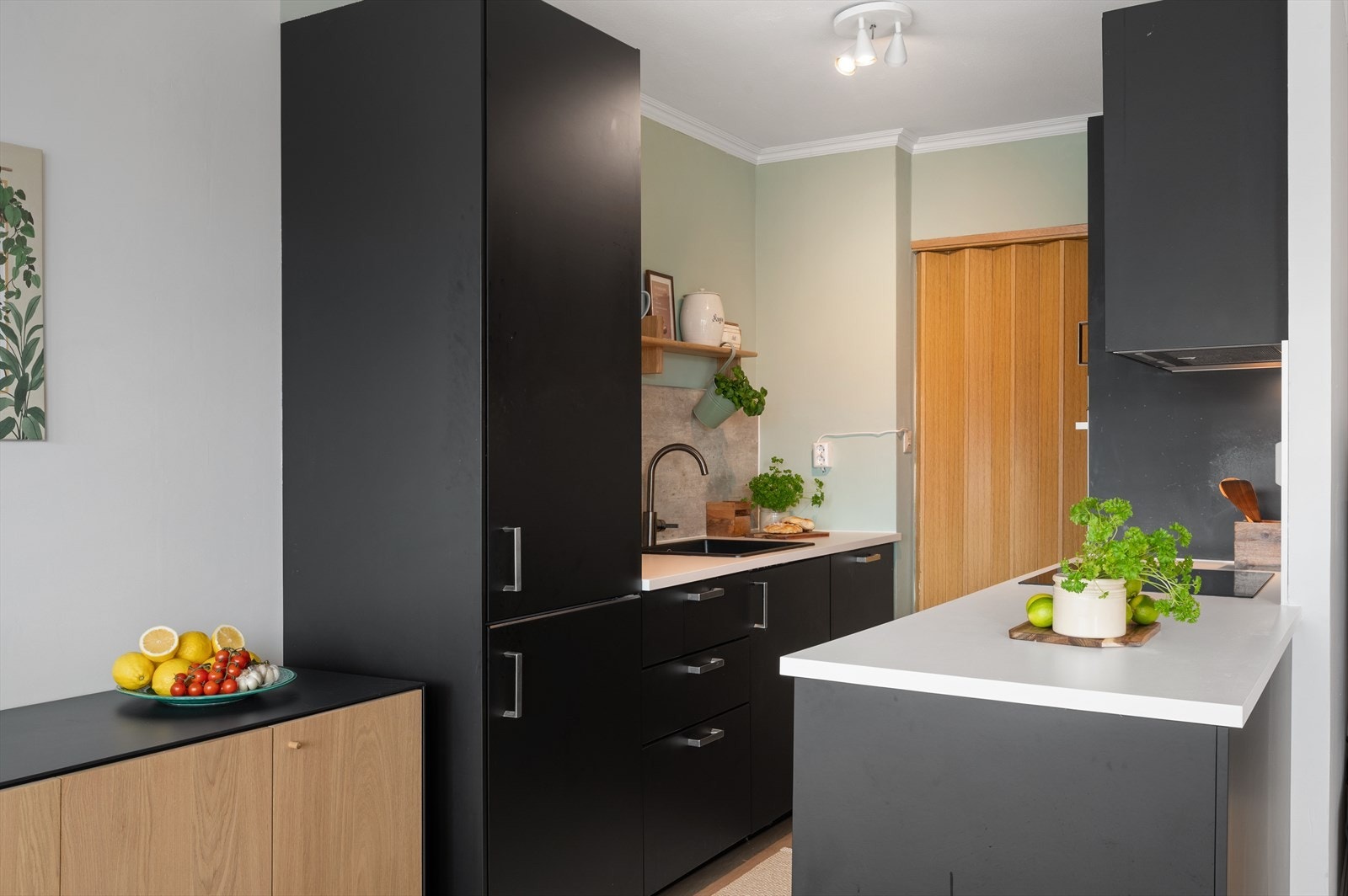 - Ny eier får gleden av helintegrert stekeovn, platetopp, oppvaskmaskin og kjøle-/fryseskap - Galleribilde