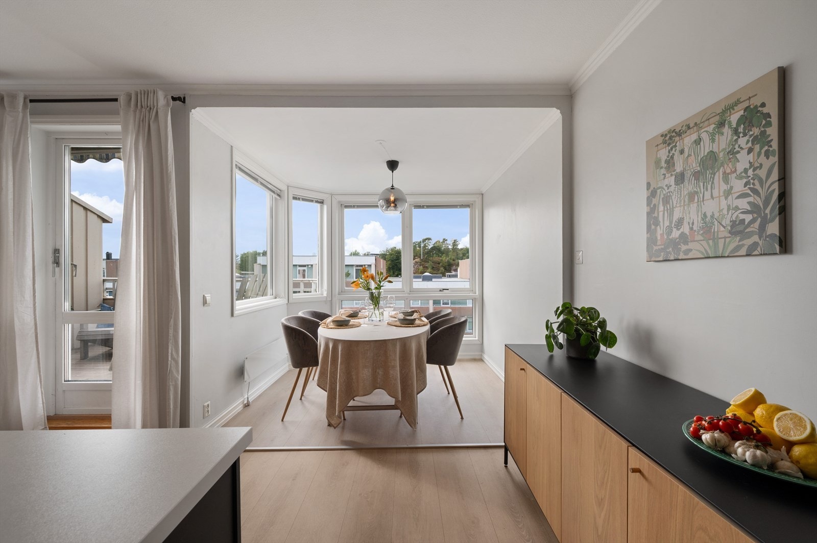 - Spisestue på 5,9m² med generøse vindusflater i karnapp - Galleribilde