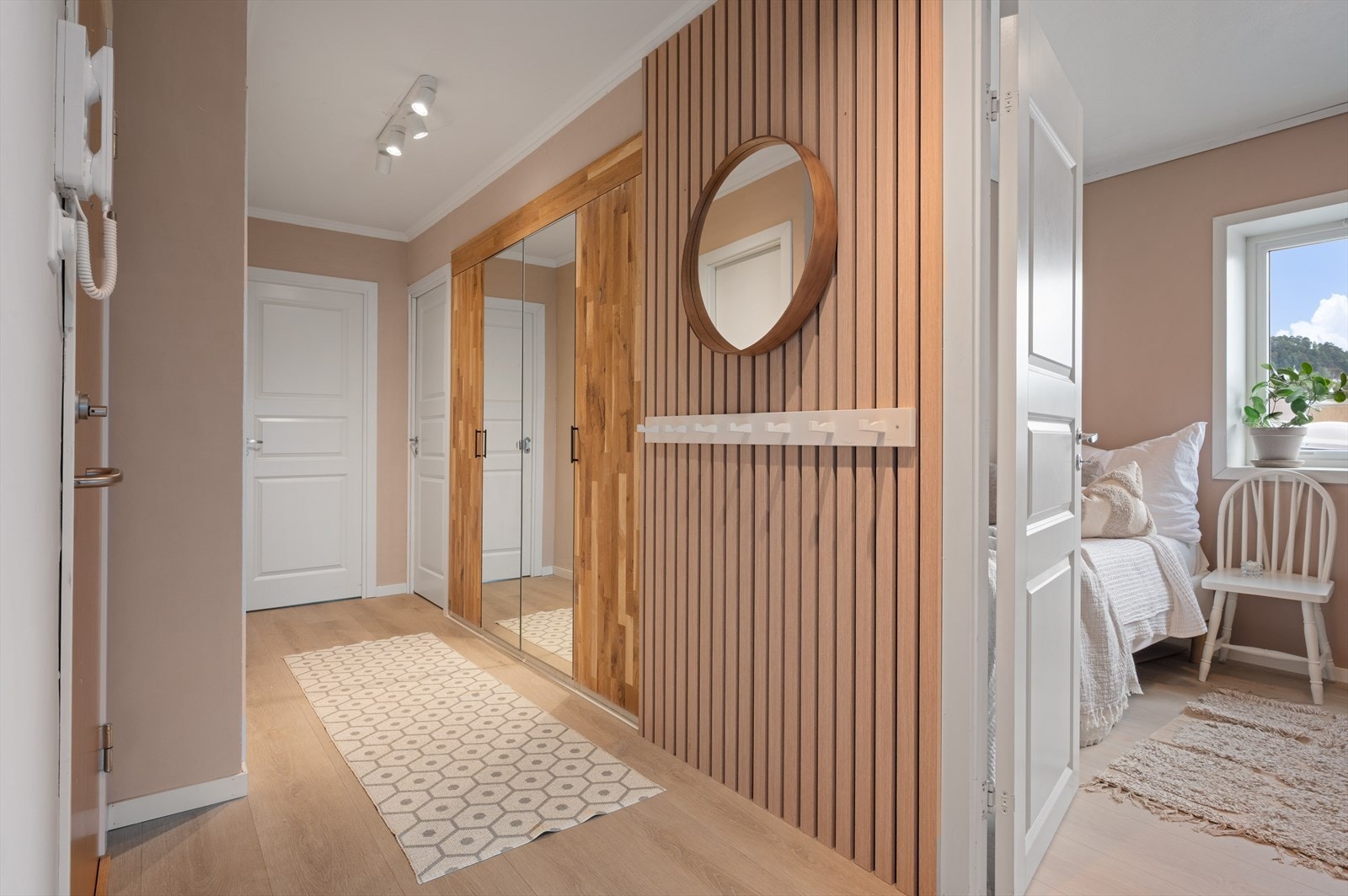 - Romslig og innbydende entré med gode oppbevaringsmuligheter - Galleribilde