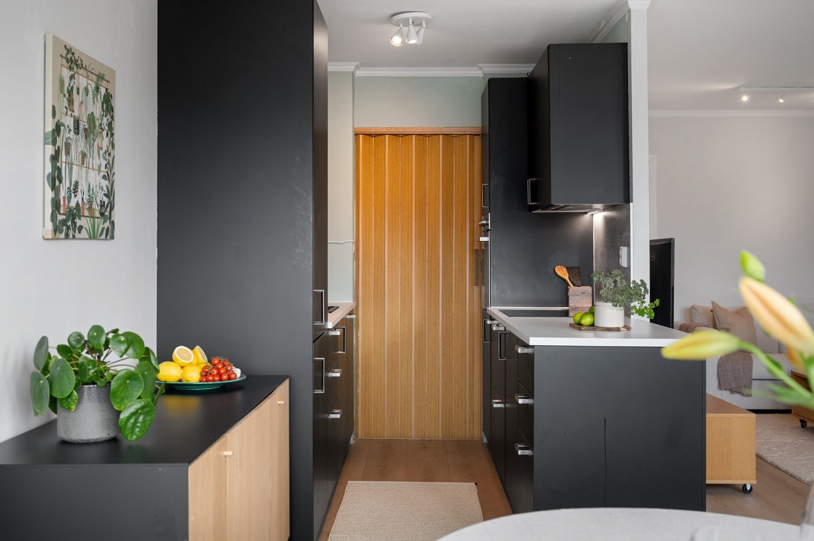 - Kjøkkeninnredning med slette fronter og benkeplate av laminat - Galleribilde