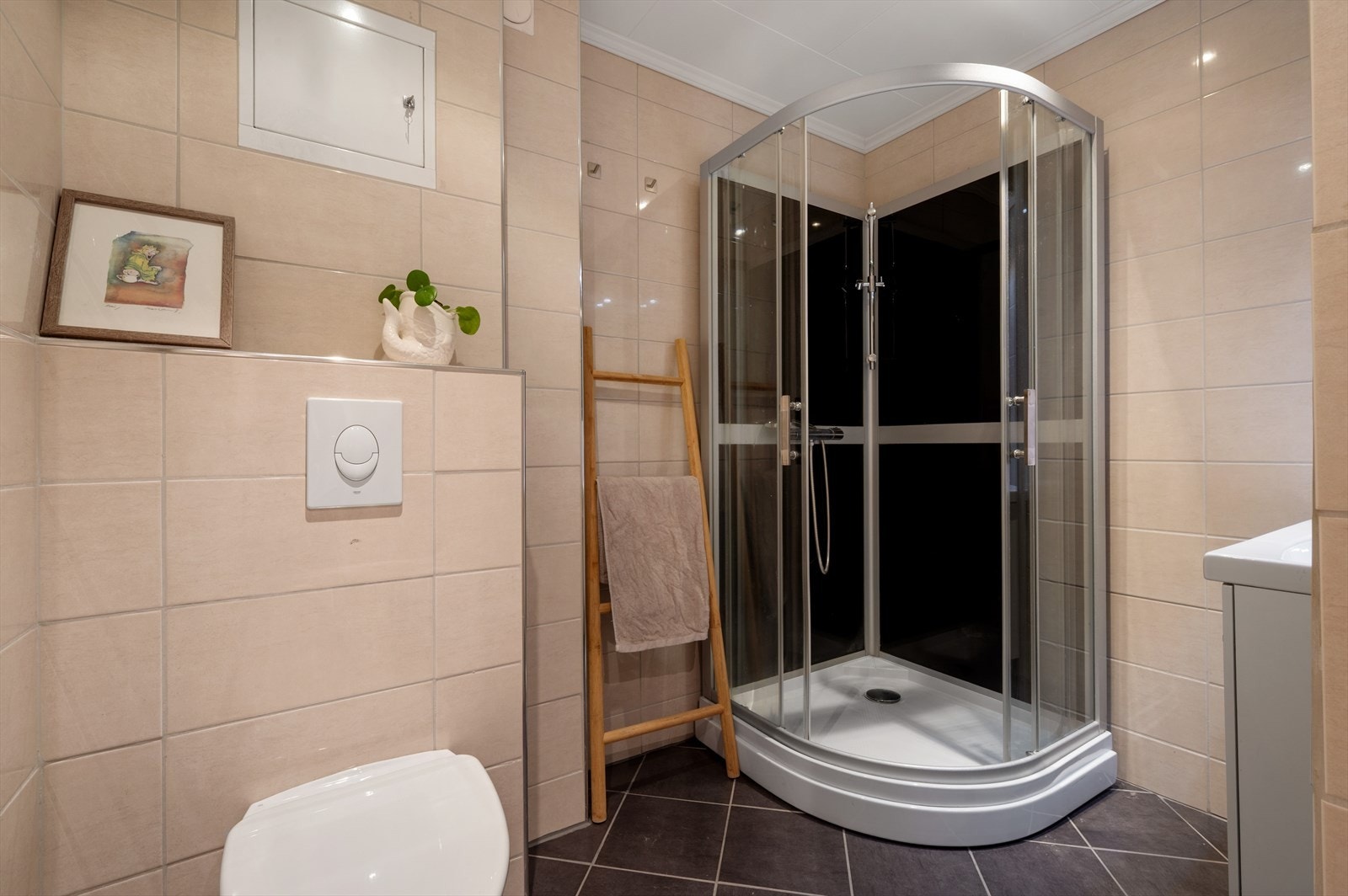 - Helfliset bad med behagelig varme i gulv - Galleribilde