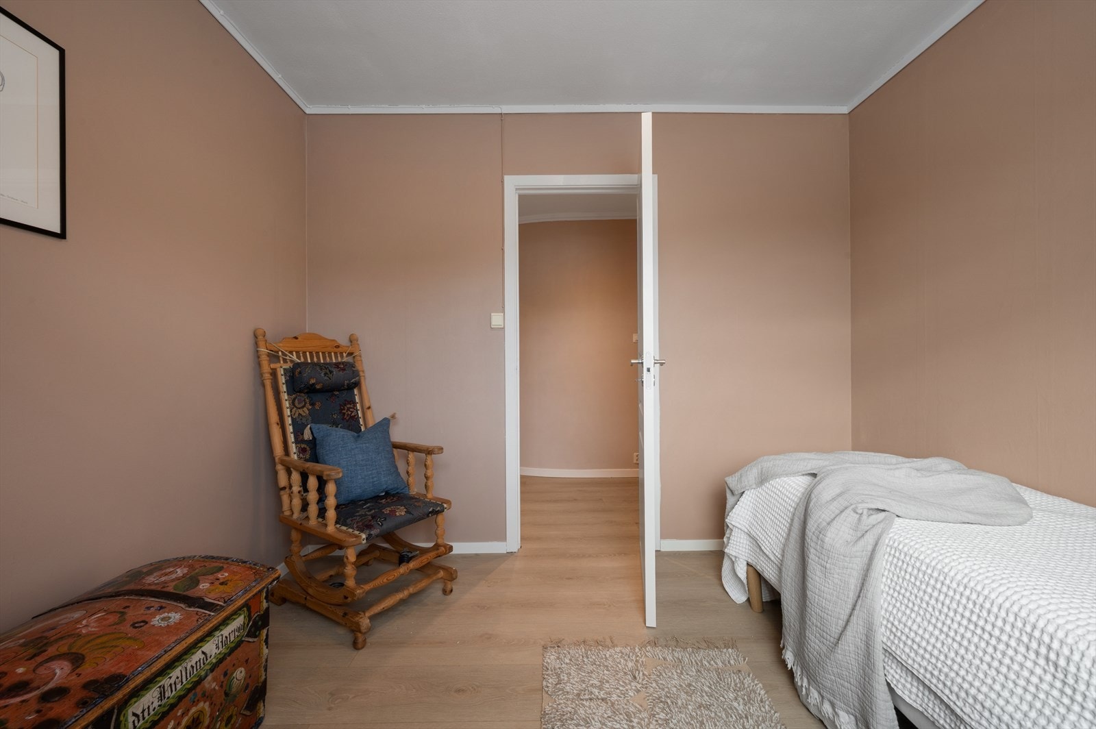 - Leiligheten er malt i gjennomgående moderne og delikate farger - Galleribilde