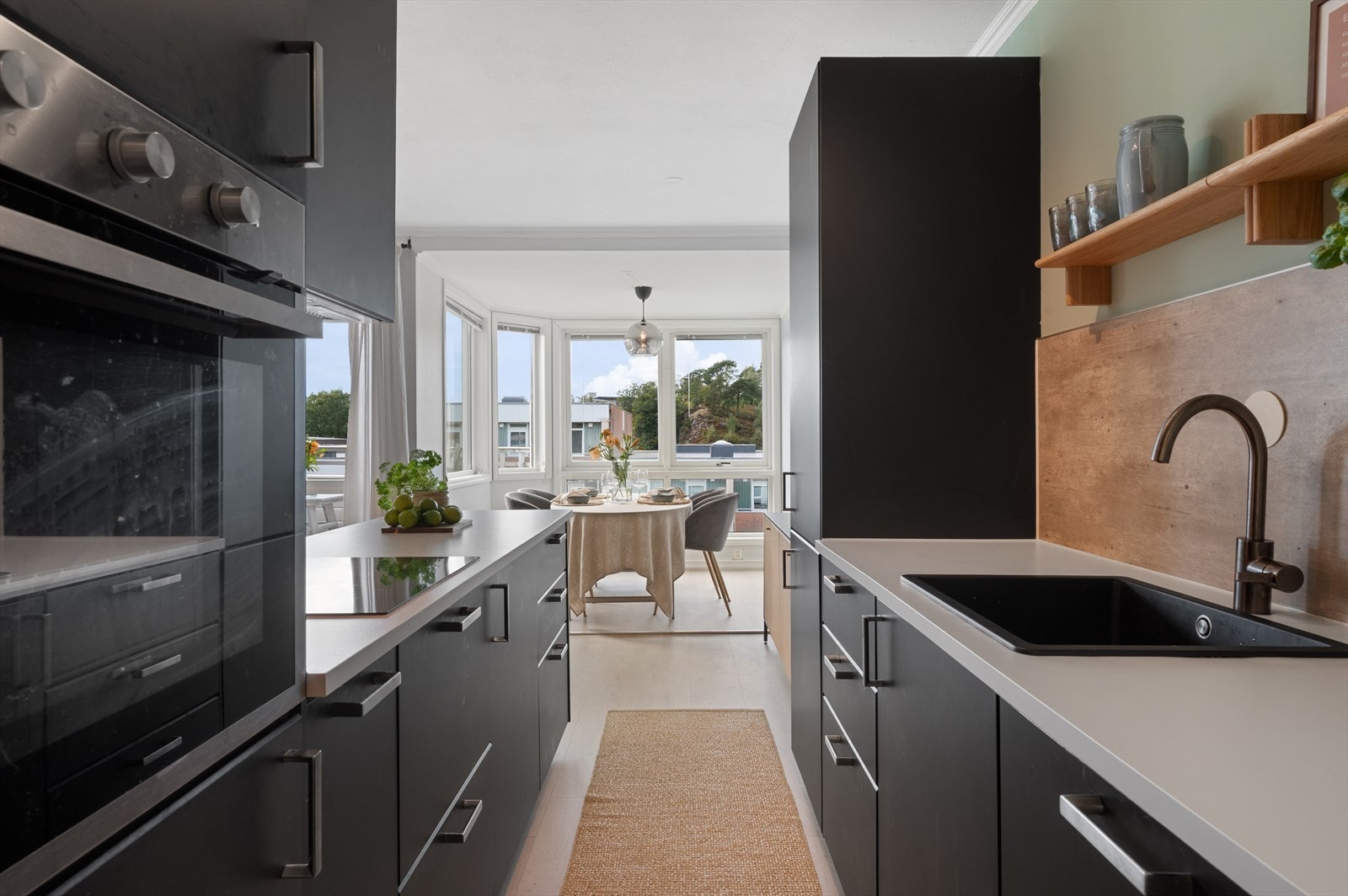 - Handle inn til dagens middag kan gjøres på Kiwi Oasen, som ligger 5 min gange unna leiligheten - Galleribilde