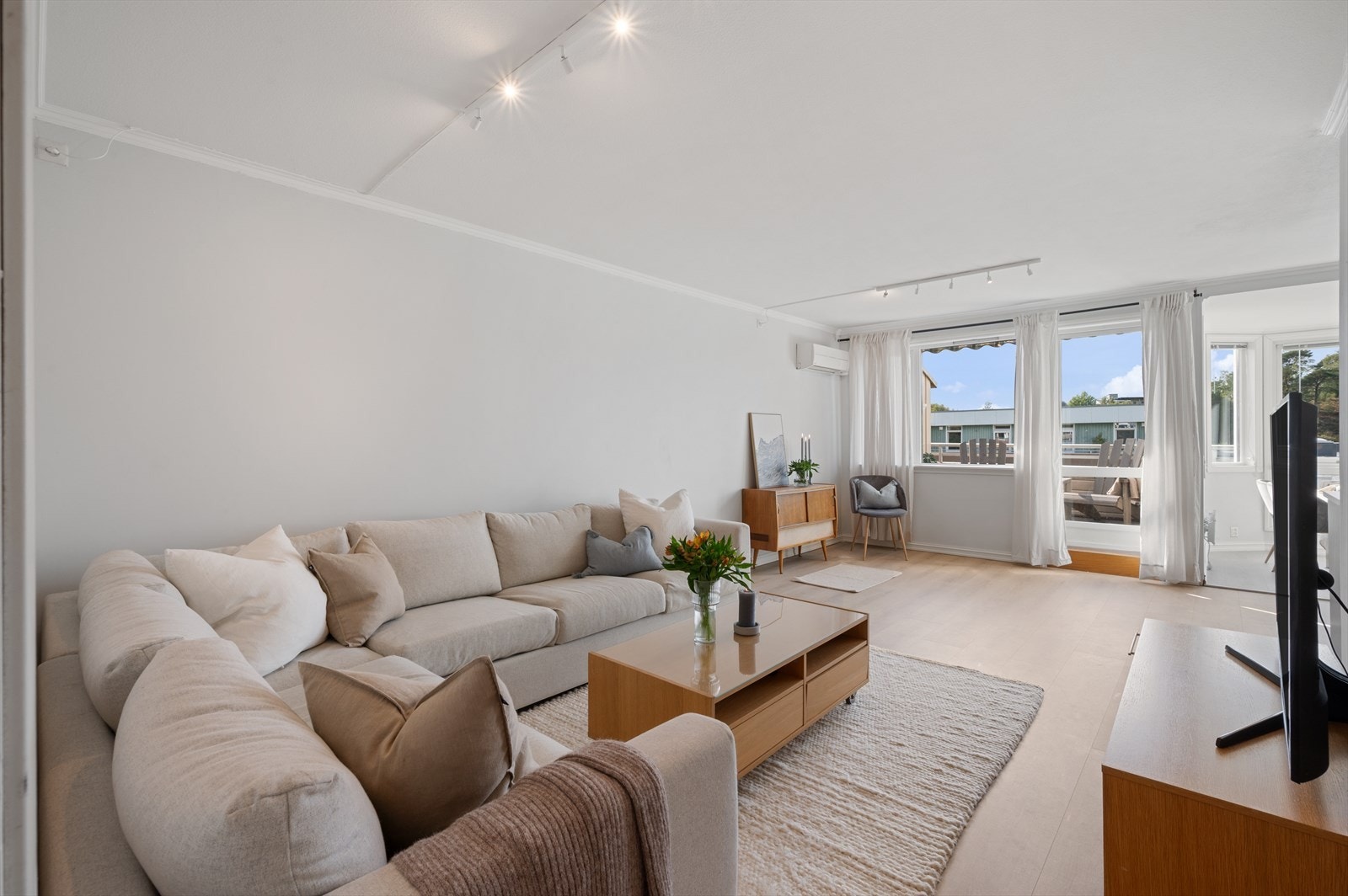 - Innholdsrik leilighet med et samlet BRA-i på 92m² fordelt på 3 soverom, kjøkken, stue, vaskerom, bad, spisestue og entré - Galleribilde