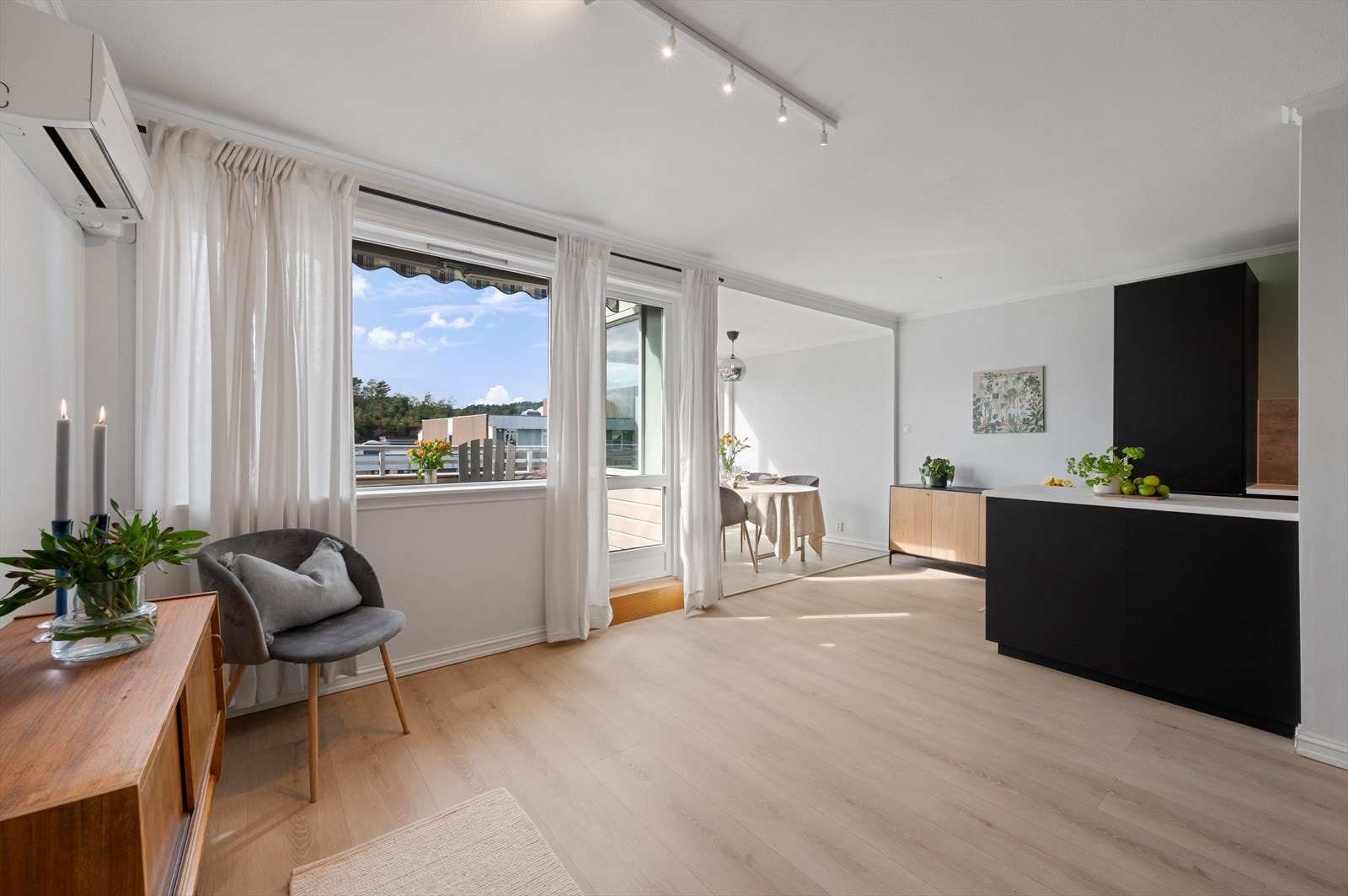 - Hele leiligheten fikk nytt laminatgulv i 2023 - Galleribilde