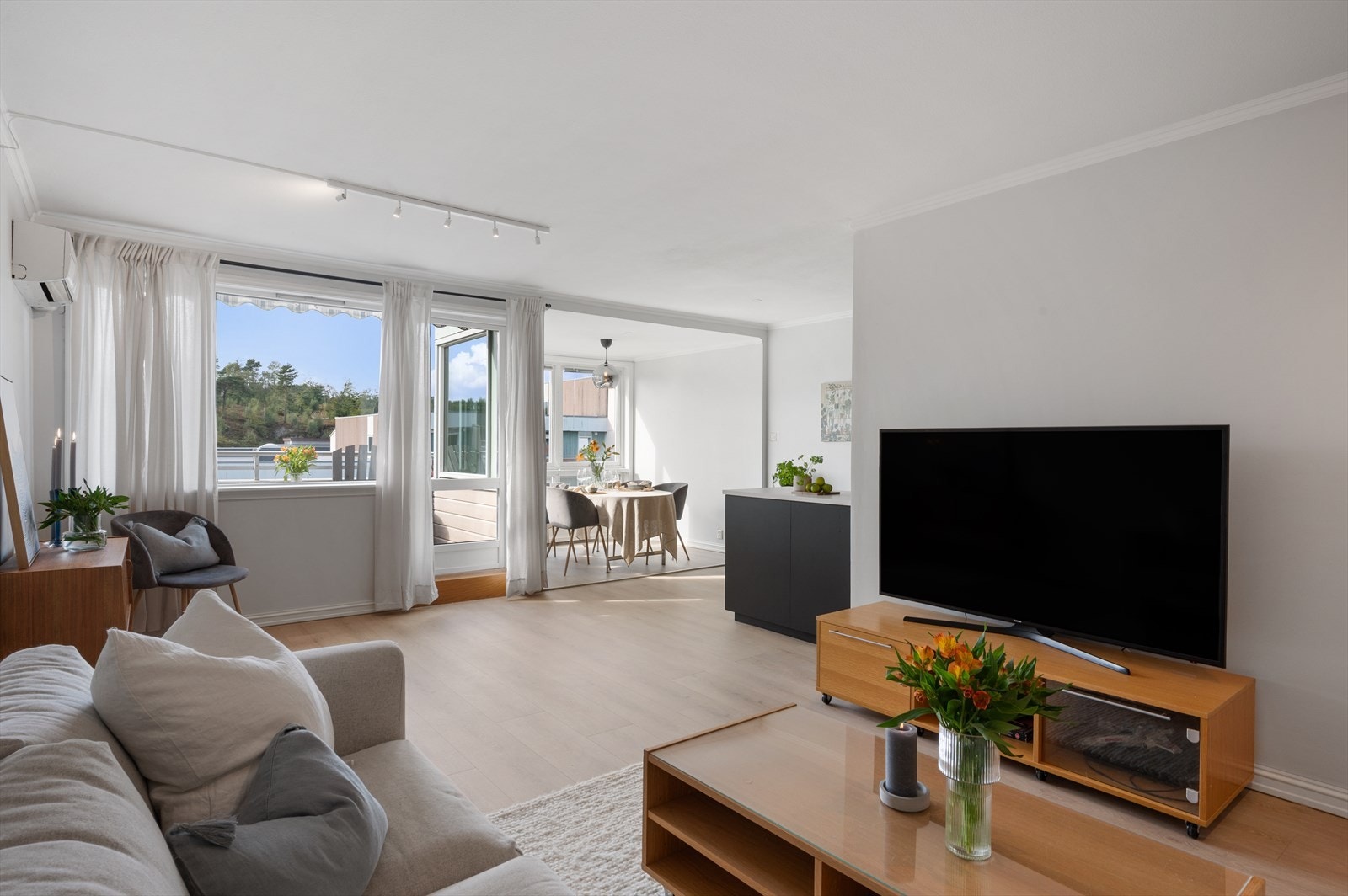 - Med generøse vindusflater som sørger for rikelig med verdifult lysinnslipp - Galleribilde