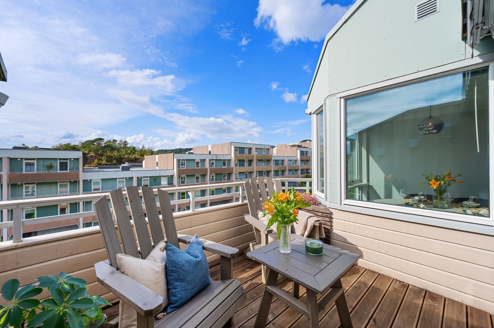 - Balkongene er vendt mot ulike himmelretninger, så her kan du enkelt forflytte deg og nyte særs gode solforhold - Galleribilde