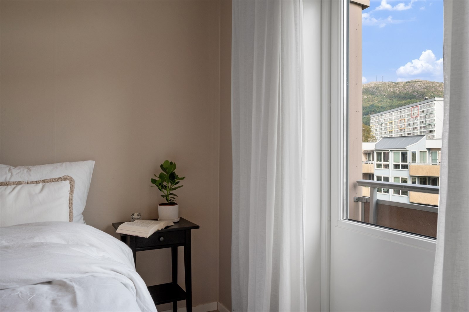 - Og med direkte adkomst til leilighetens andre balkong - Galleribilde