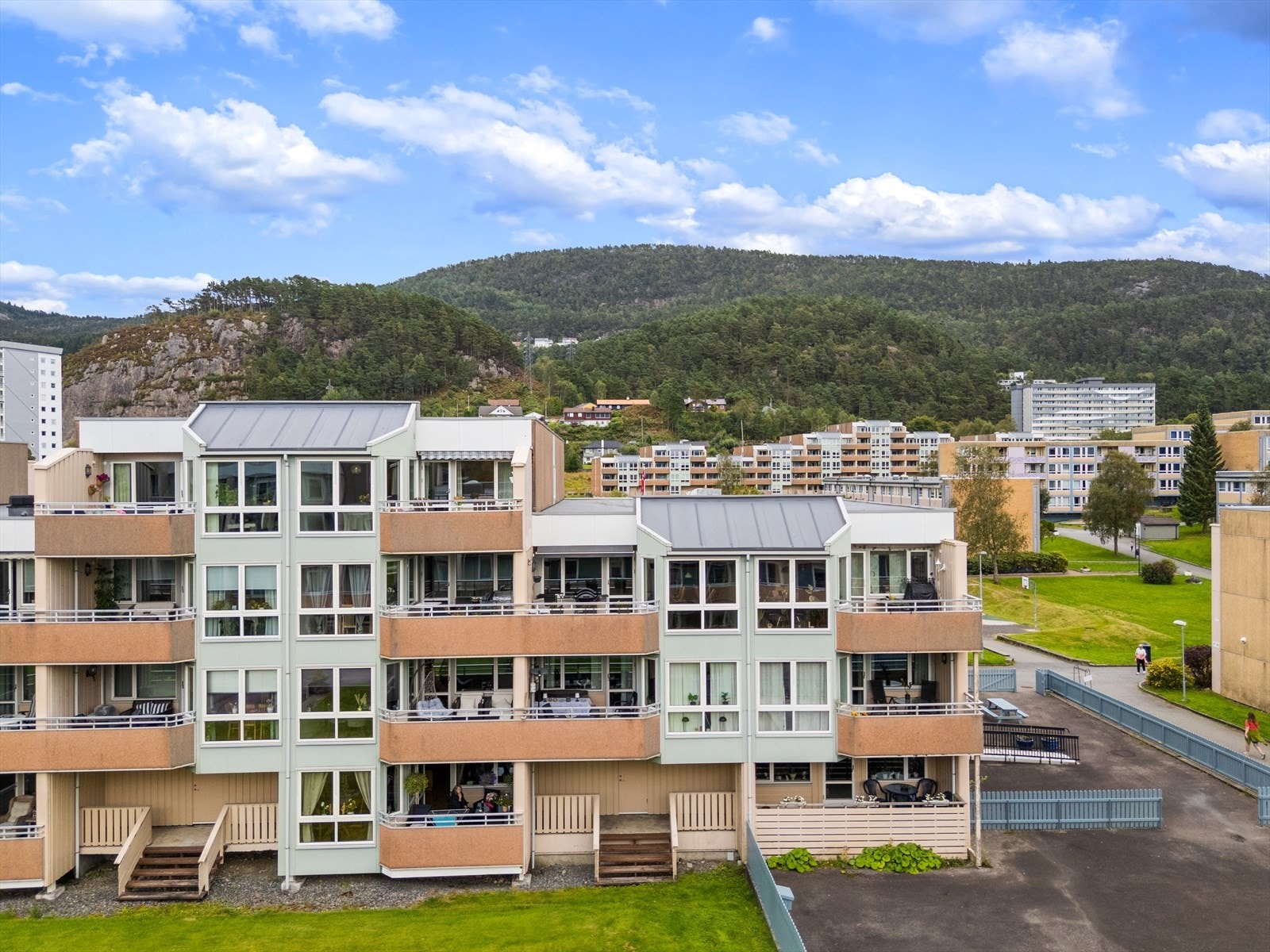 - Vestre Sælemyr borettslag ligger sentralt plassert i i hjertet av Fyllingsdalen. Laget består av 7 lavblokker med til sammen 360 3- og 4-roms leiligheter - Galleribilde