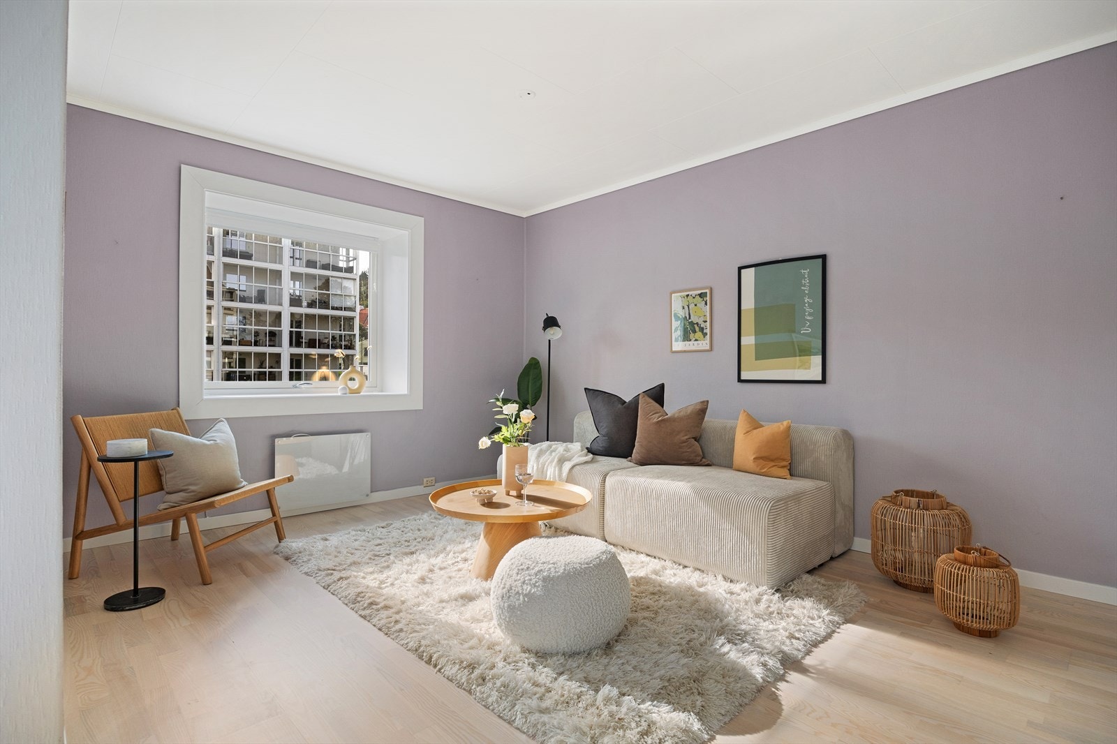 Leiligheten ligger pent til i byggets 3.etasje med pene overflater, to soverom, egen balkong og innglasset balkong. Galleribilde