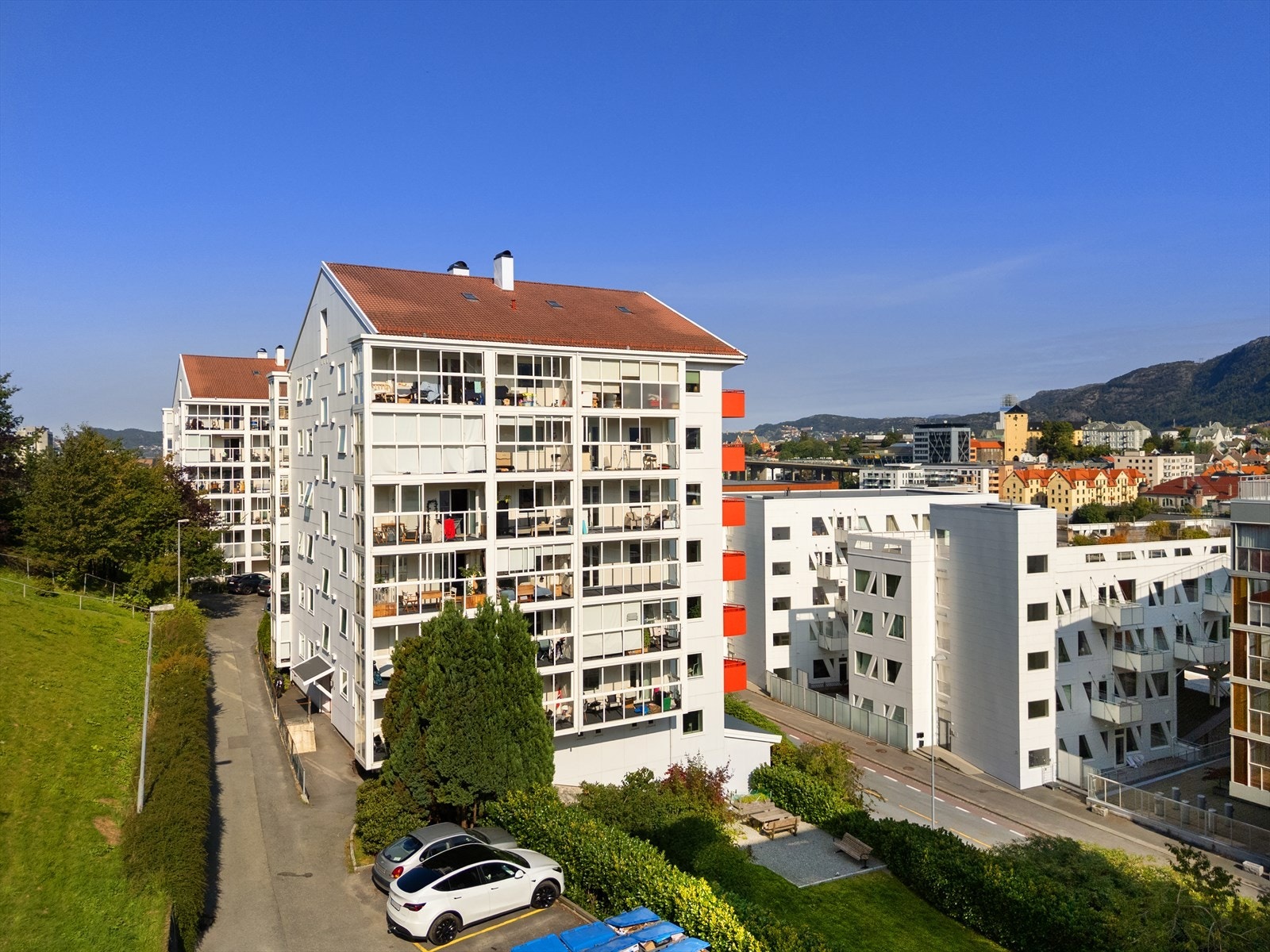 Leiligheten har en attraktiv beliggenhet på sentrumsnære Damsgård. De siste 10 årene har Damsgård vokst frem en helt ny bydel med pene uteområder, promenader, butikker og restauranter. Galleribilde