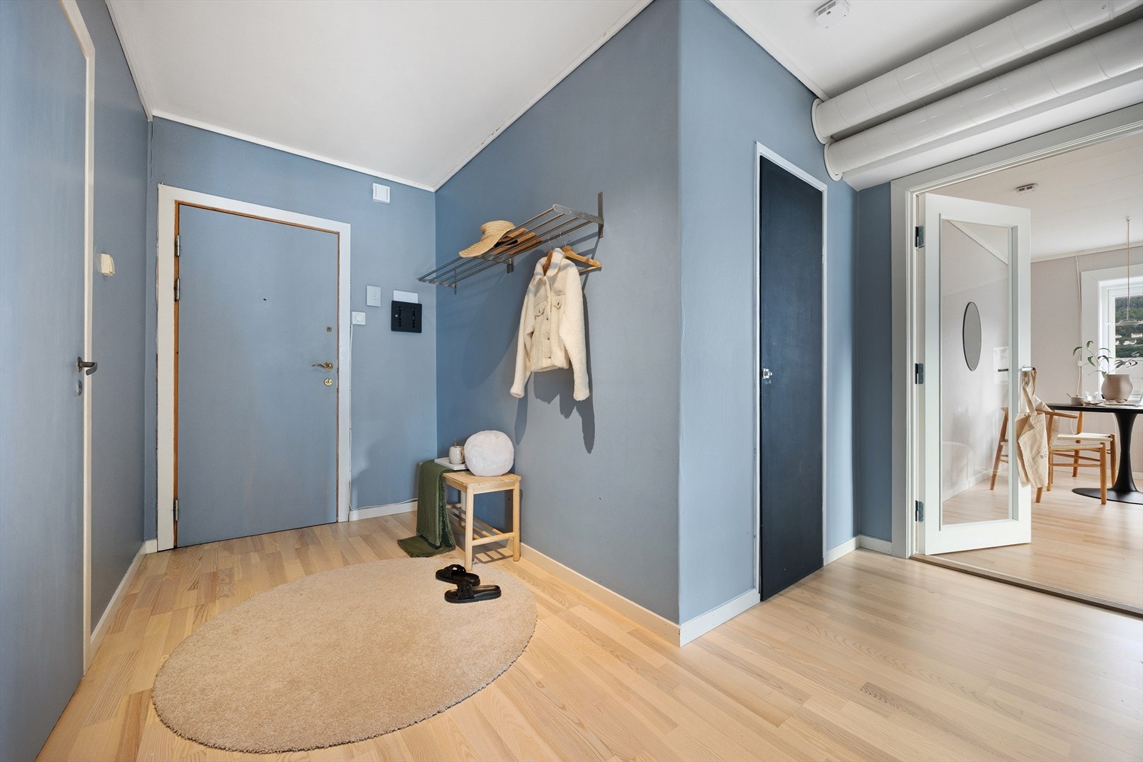 Lys og trivelig entré med plass til oppbevaring av sko og yttertøy. Galleribilde