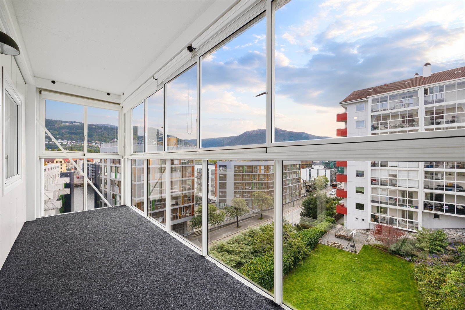 Med utgang fra kjøkkenet finner du en romslig innglasset balkong på ca. 9 m² med plass til en sittegruppe og annen ønsket innredning. Galleribilde