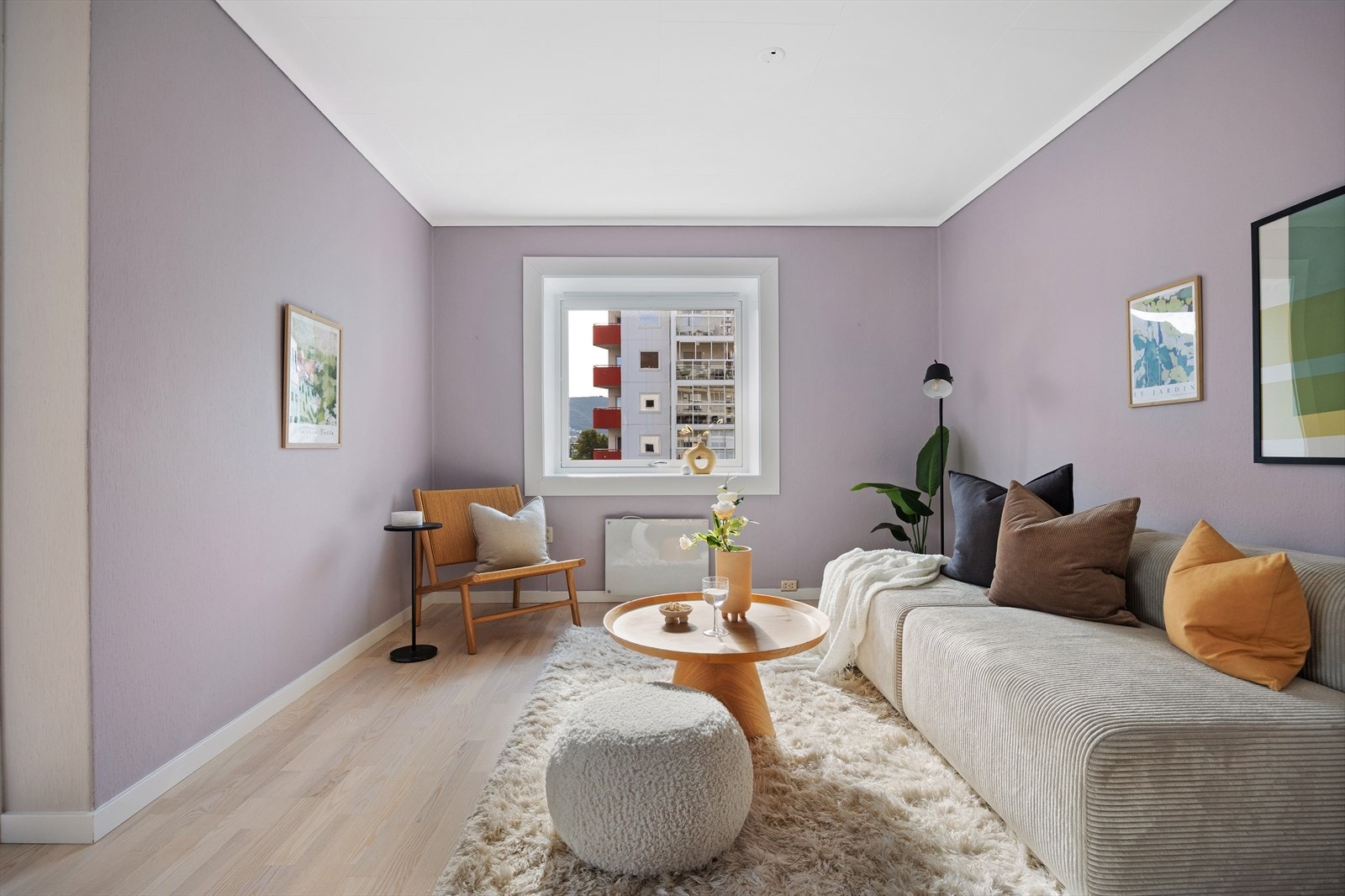 Stuen er ca. 20,4 m² og har plass både sofa-og spisegruppe. Galleribilde