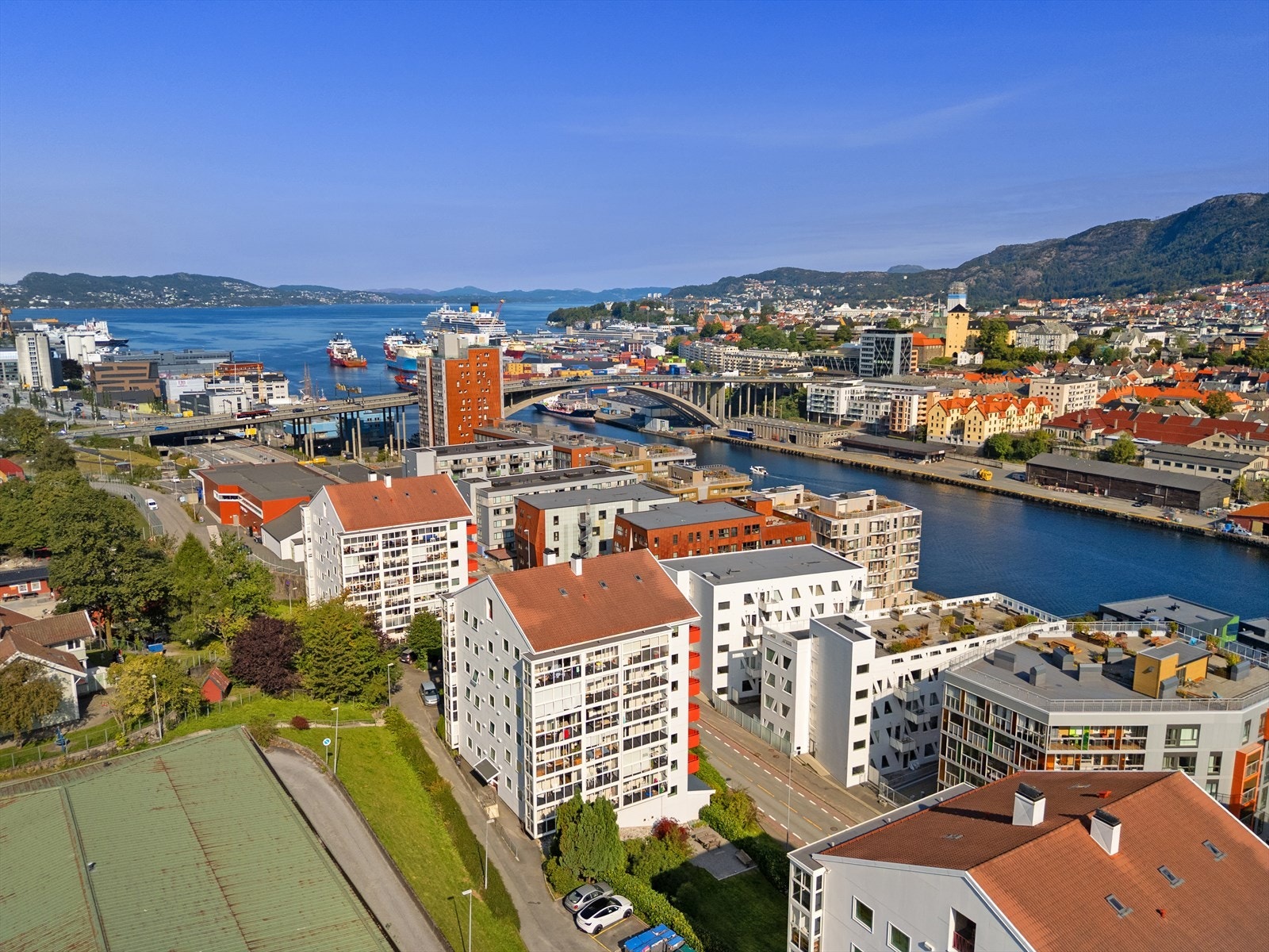 Fra leiligheten er det gangavstand til flere av de store utdanningsinstitusjoner der den nærmeste er BI like over vågen. Både UIB og HVL ligger også innenfor gangavstand. Galleribilde