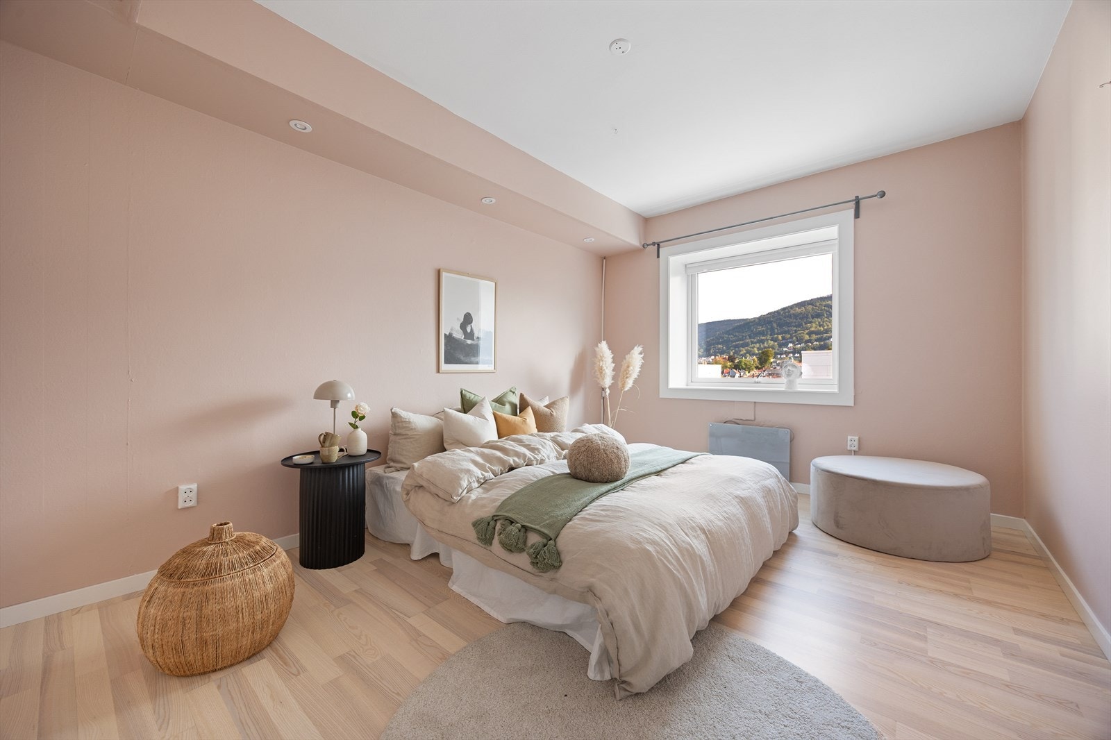 To gode soverom på ca. 9,1 m² og 12,7 m² med god plass til dobbeltseng, garderobeskap, nattbord og annen ønsket innredning. Galleribilde