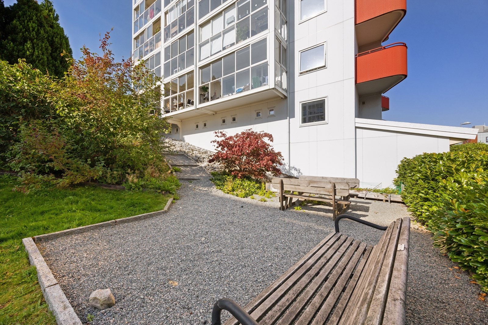 Felles tomt pent opparbeidet med diverse interne veier, grøntarealer, prydbusker og beplantning. Mellom blokkene er det usjenert grøntområde med benker o.l som benyttes til grilling og soling. Galleribilde