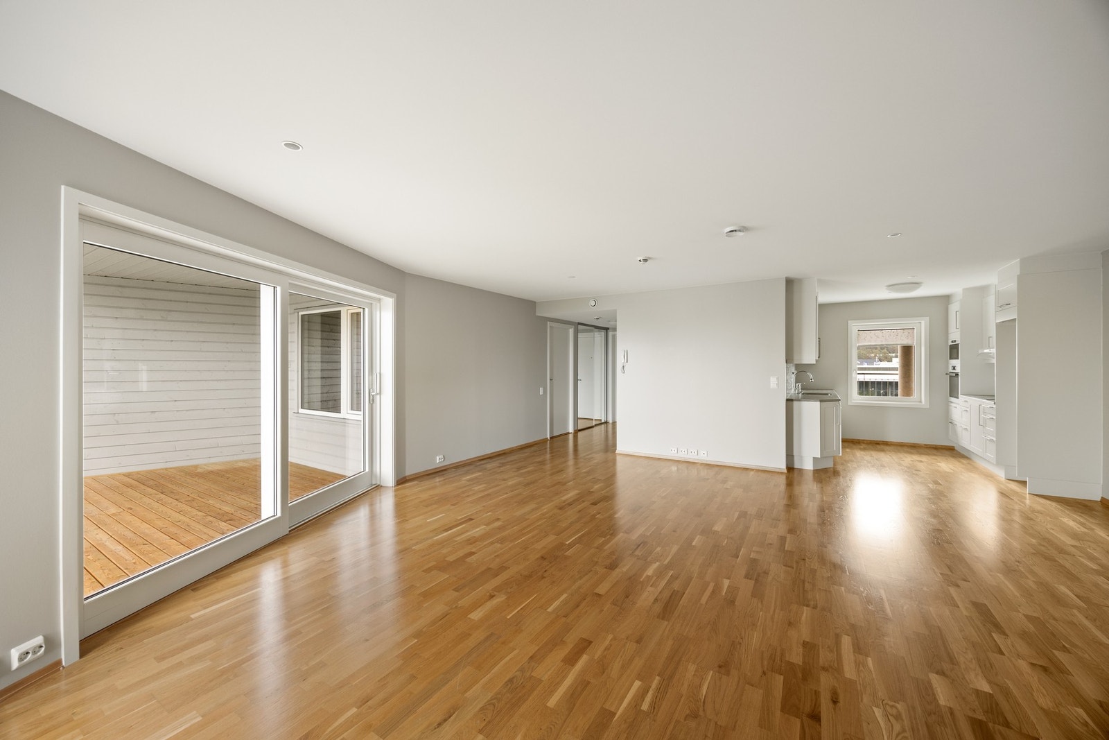 Lys og trivelig stue og kjøkken i åpen løsning på ca. 41 kvm. Galleribilde