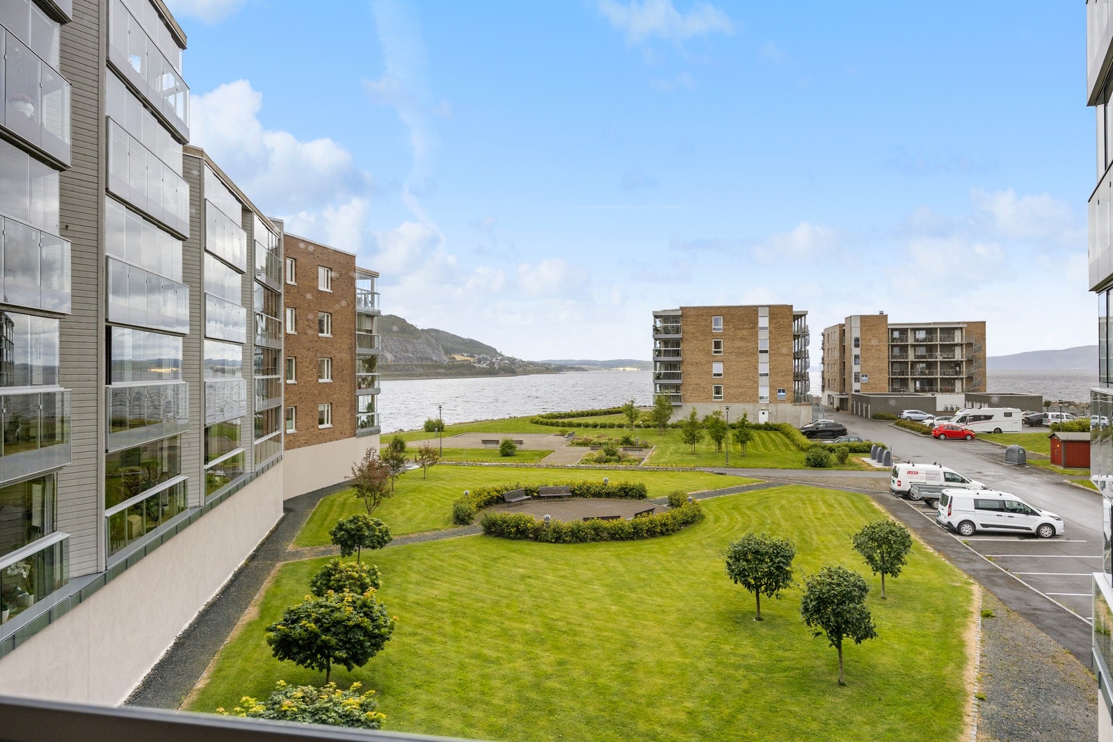 Leiligheten har heisadkomst, egen bod og p-plass i kjeller. Ingen TG3. Galleribilde