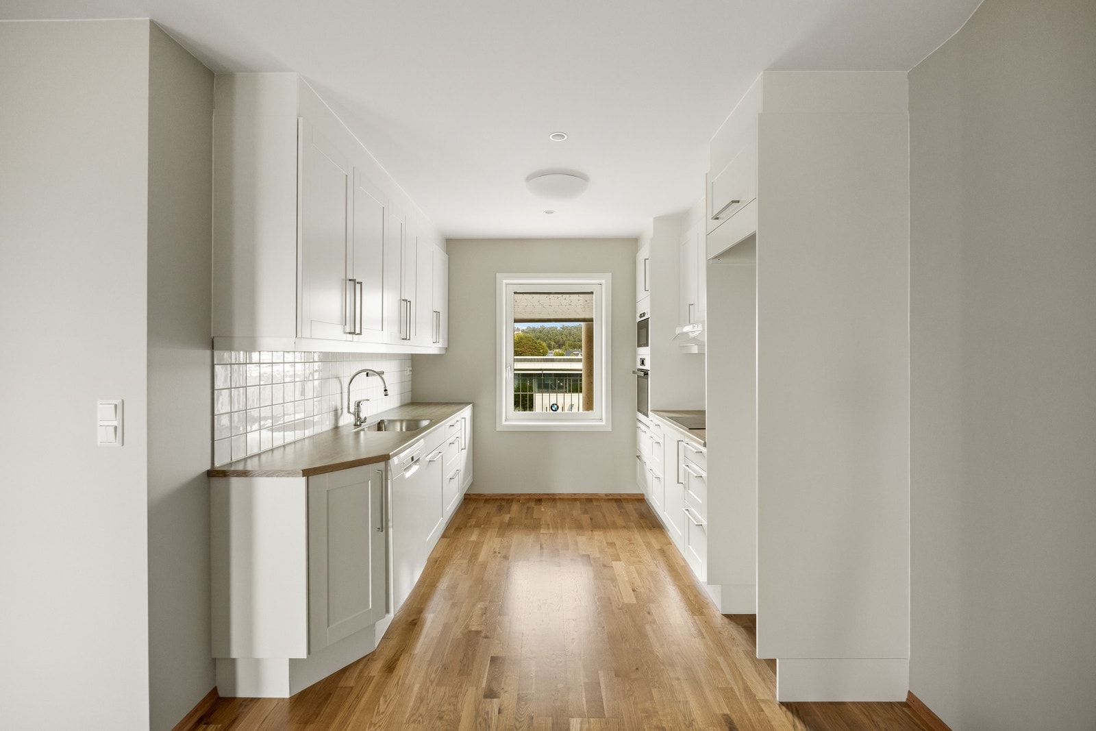 Kjøkken og stue ligger i åpen løsning Galleribilde