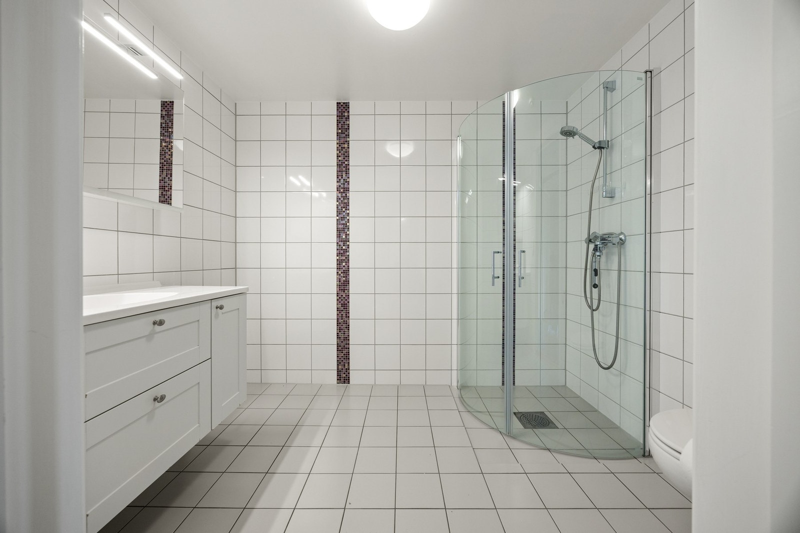 Bad/vaskerom - ca. 6 KVM. Flislagte overflater med varme i gulv. Galleribilde