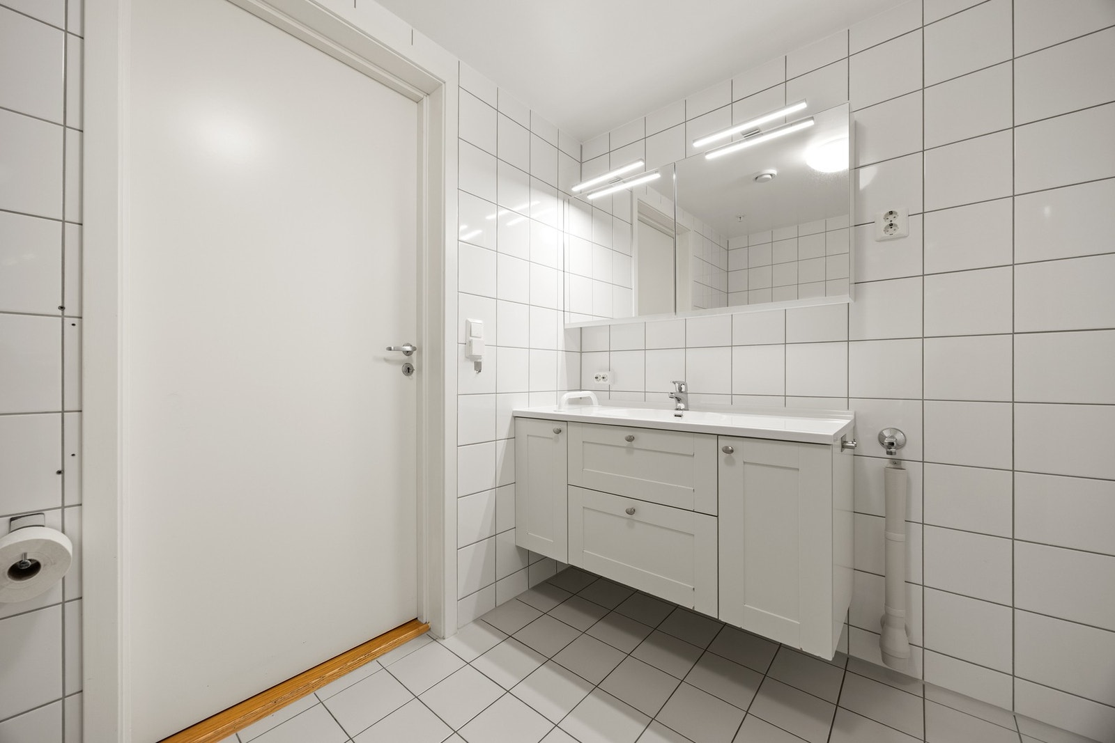 Utstyrt med servantskap, dusjhjørne og opplegg for vaskemaskin. Galleribilde