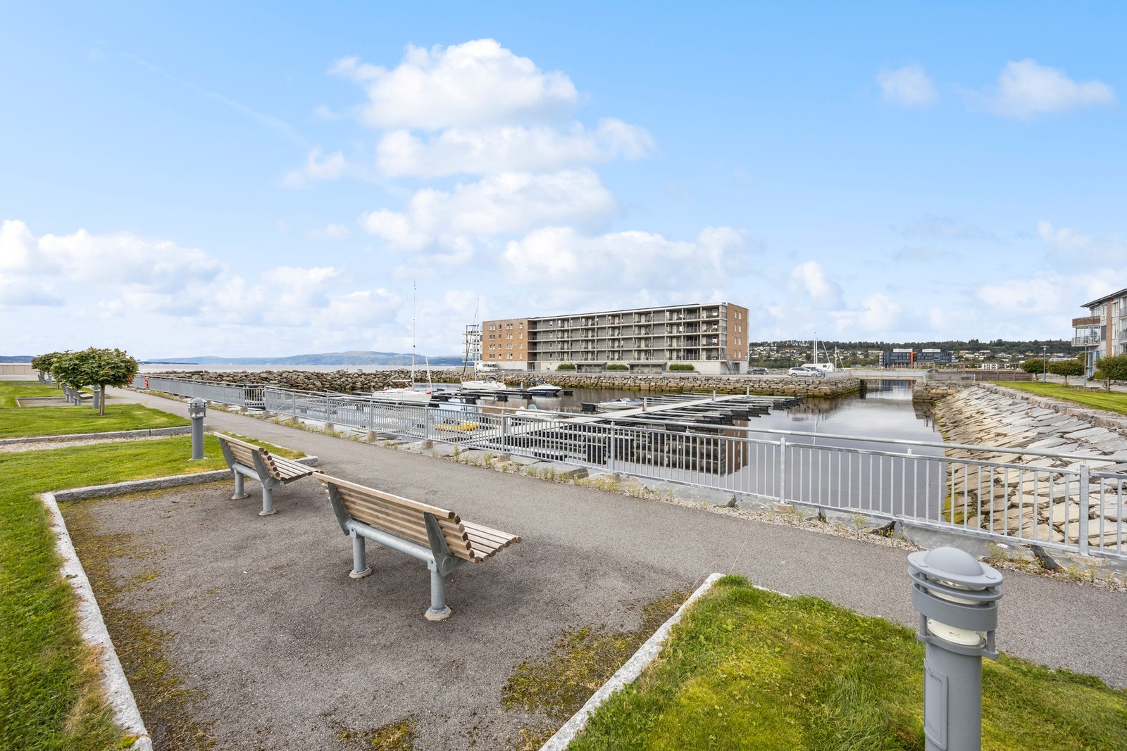 Meget attraktiv beliggenhet like ved sjøkanten og småbåthavna. Galleribilde