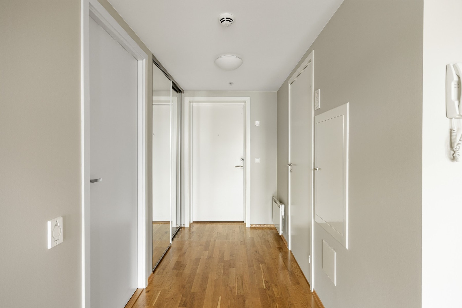 Gang - ca. 5 kvm med praktisk skyvedørsgarderobe med speilfronter. Galleribilde